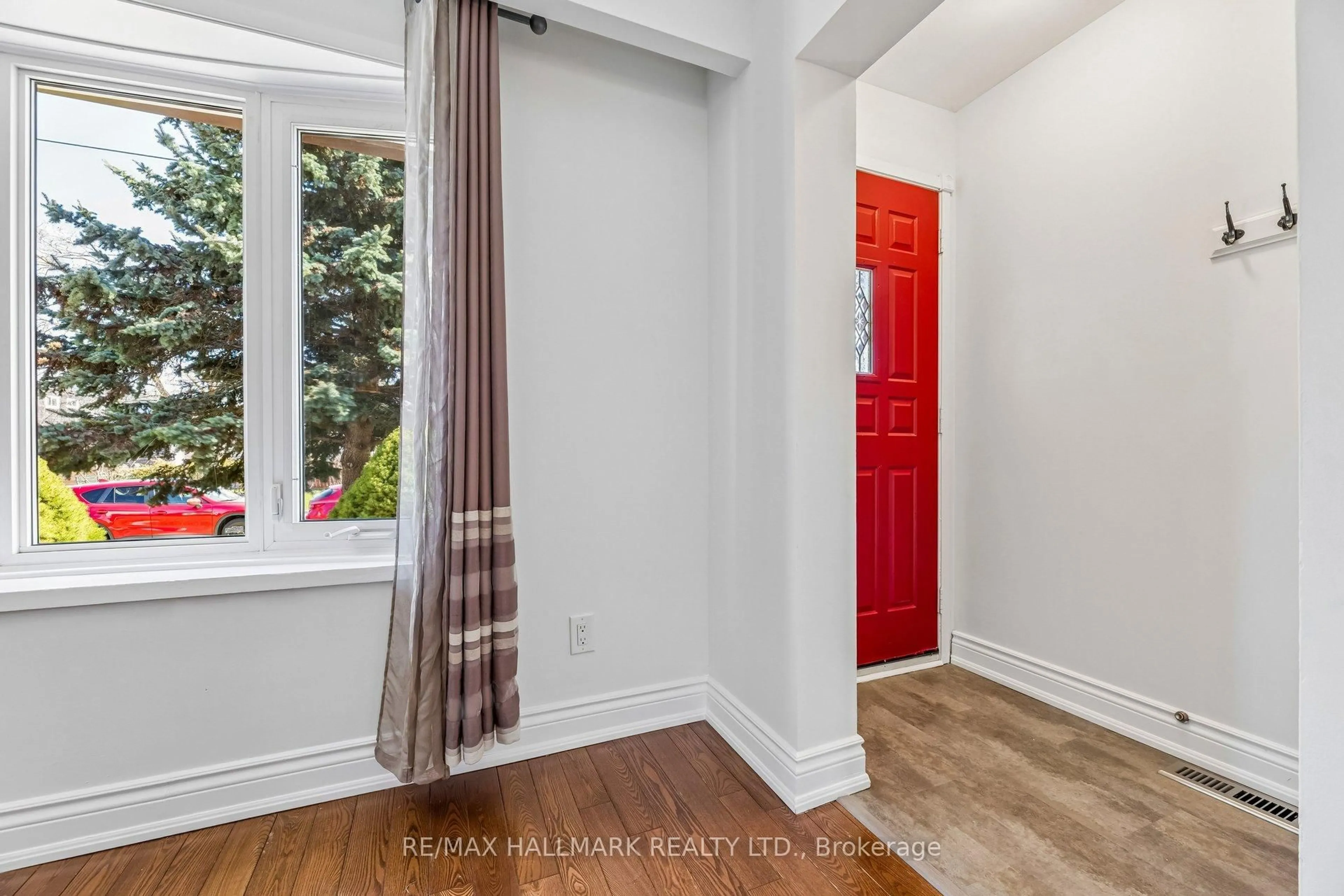 Indoor entryway for 157 Barkley Cres, Oshawa Ontario L1J 2E5