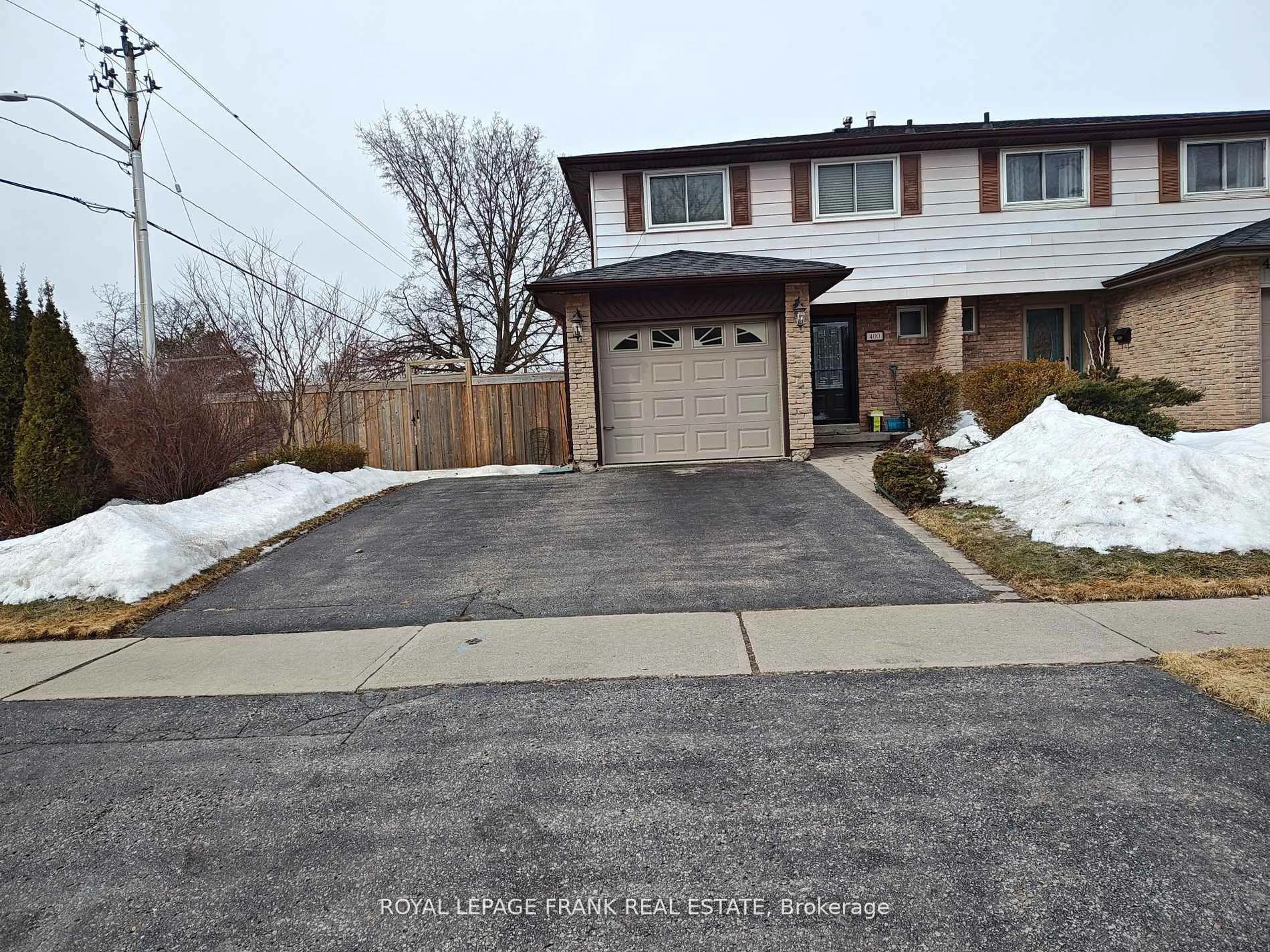 A pic from outside/outdoor area/front of a property/back of a property/a pic from drone, street for 400 Vega St, Oshawa Ontario L1K 1E6