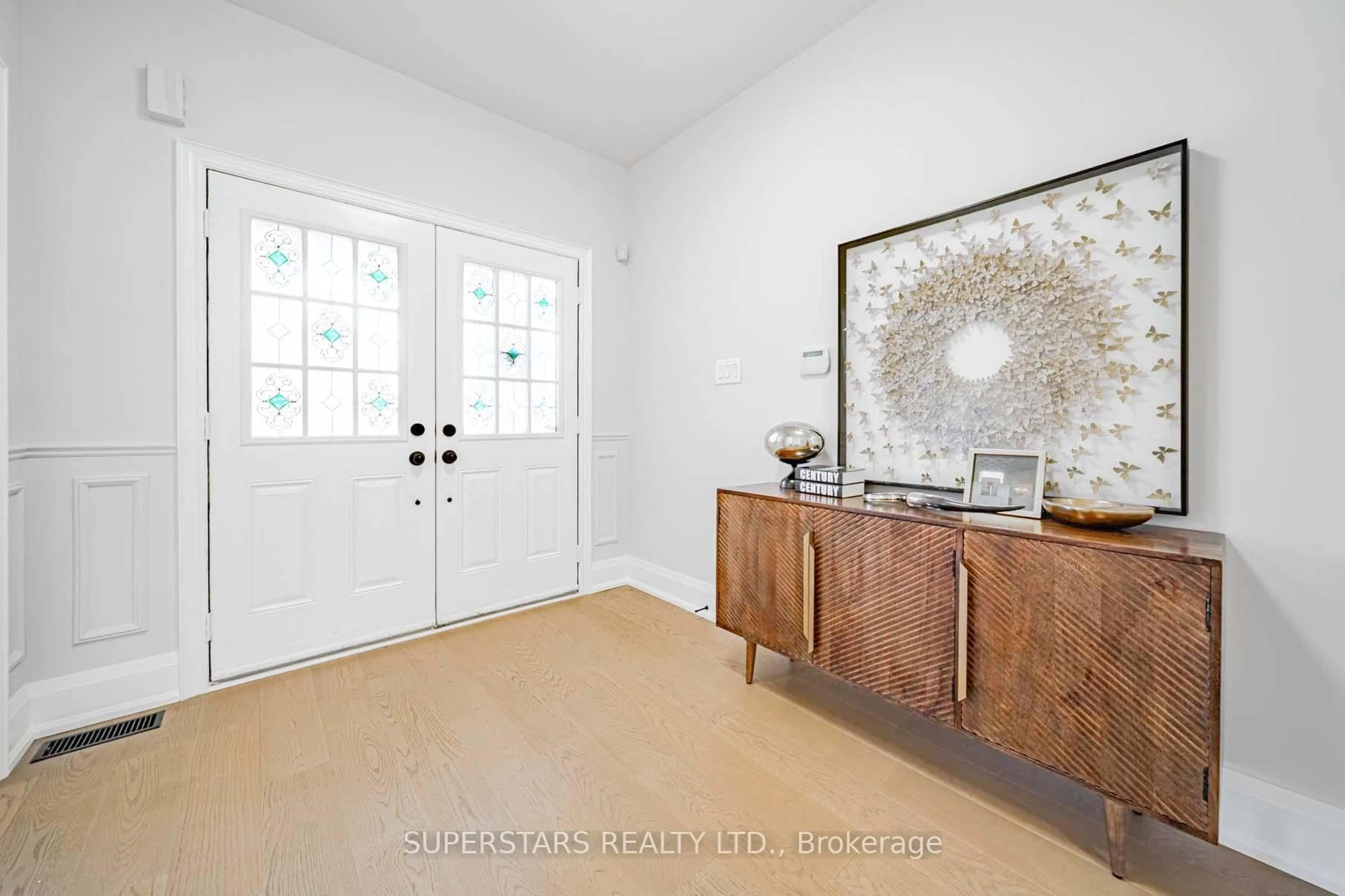 Indoor entryway for 1649 Ballantrae Dr, Oshawa Ontario L1K 0A8