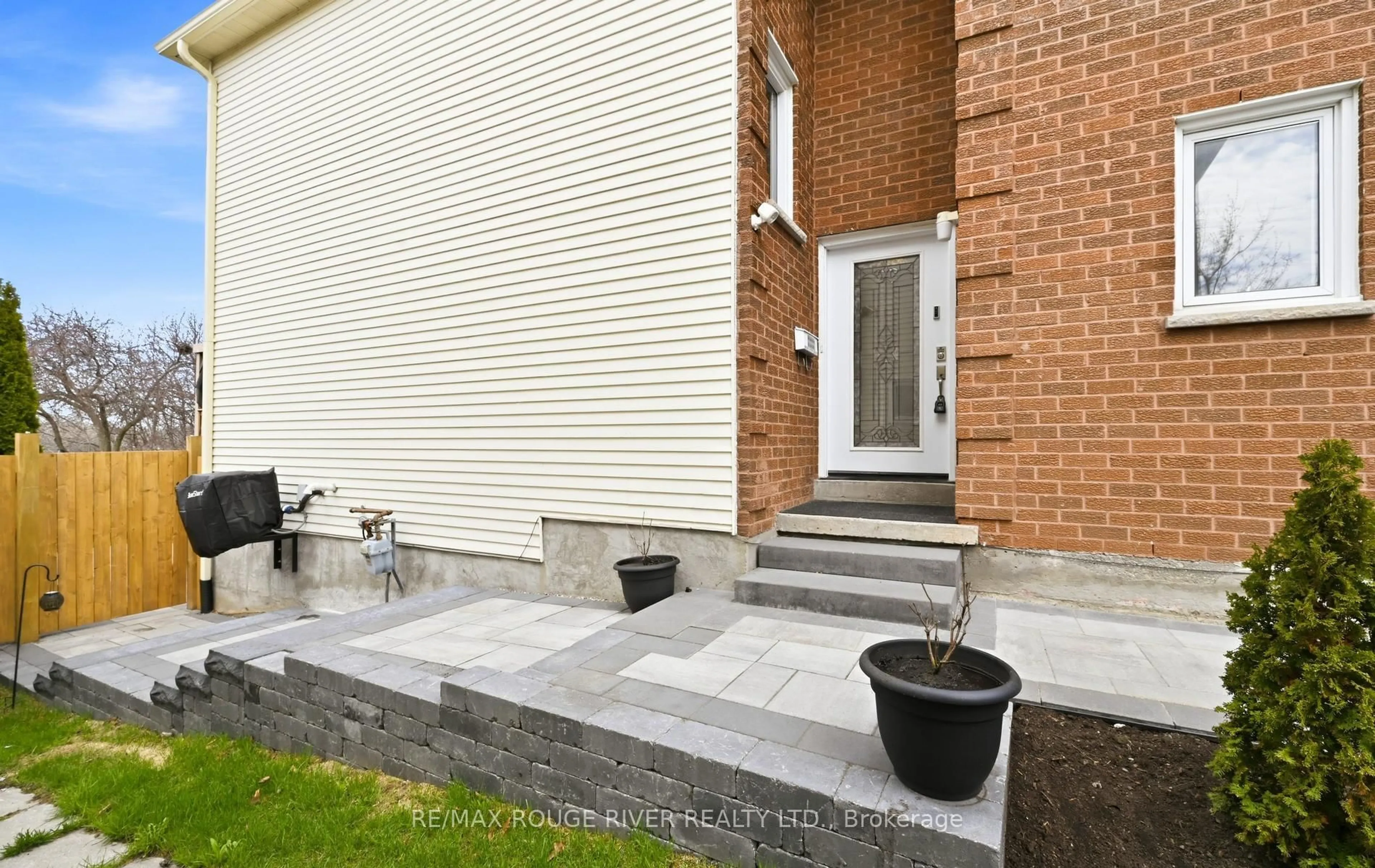 Patio, street for 579 Cobblehill Dr, Oshawa Ontario L1K 1Y6