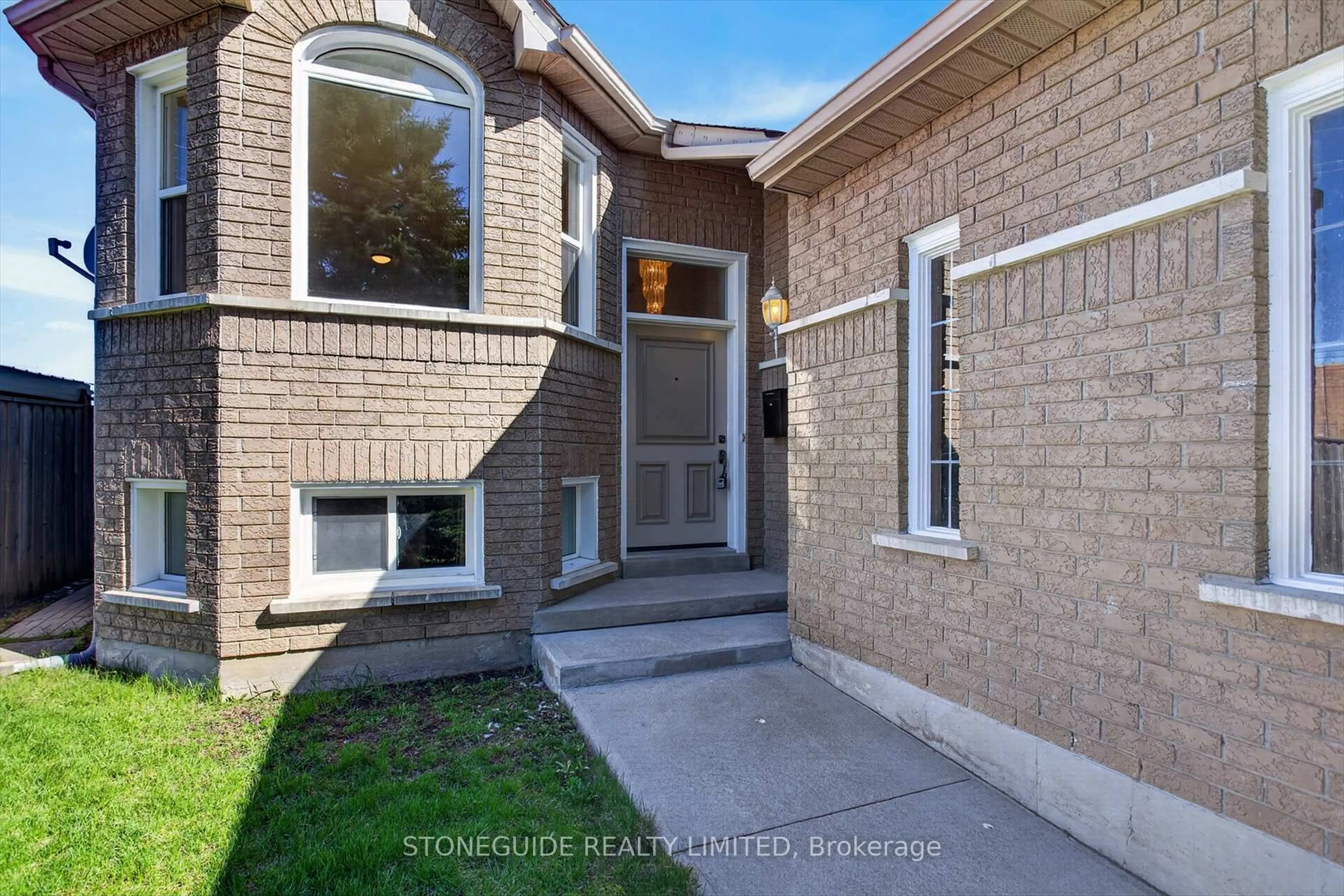 Home with brick exterior material, street for 2 Goodwin Ave, Clarington Ontario L1C 4Z4