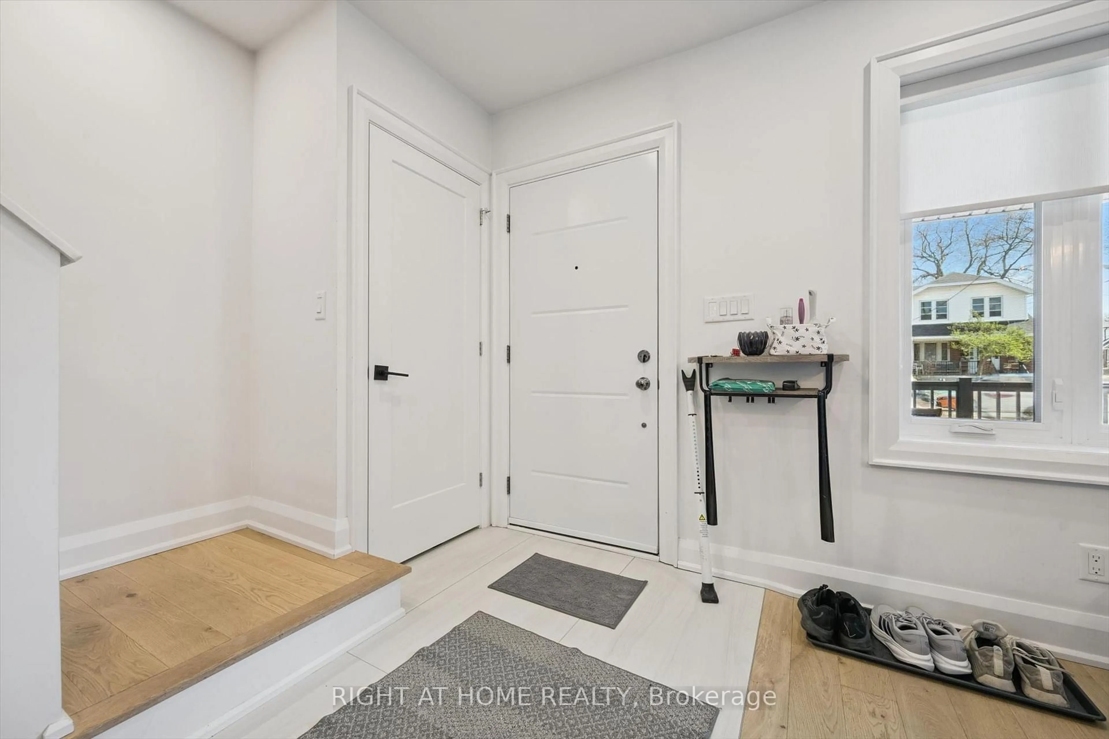 Indoor entryway for 814 Coxwell Ave, Toronto Ontario M4C 3E6
