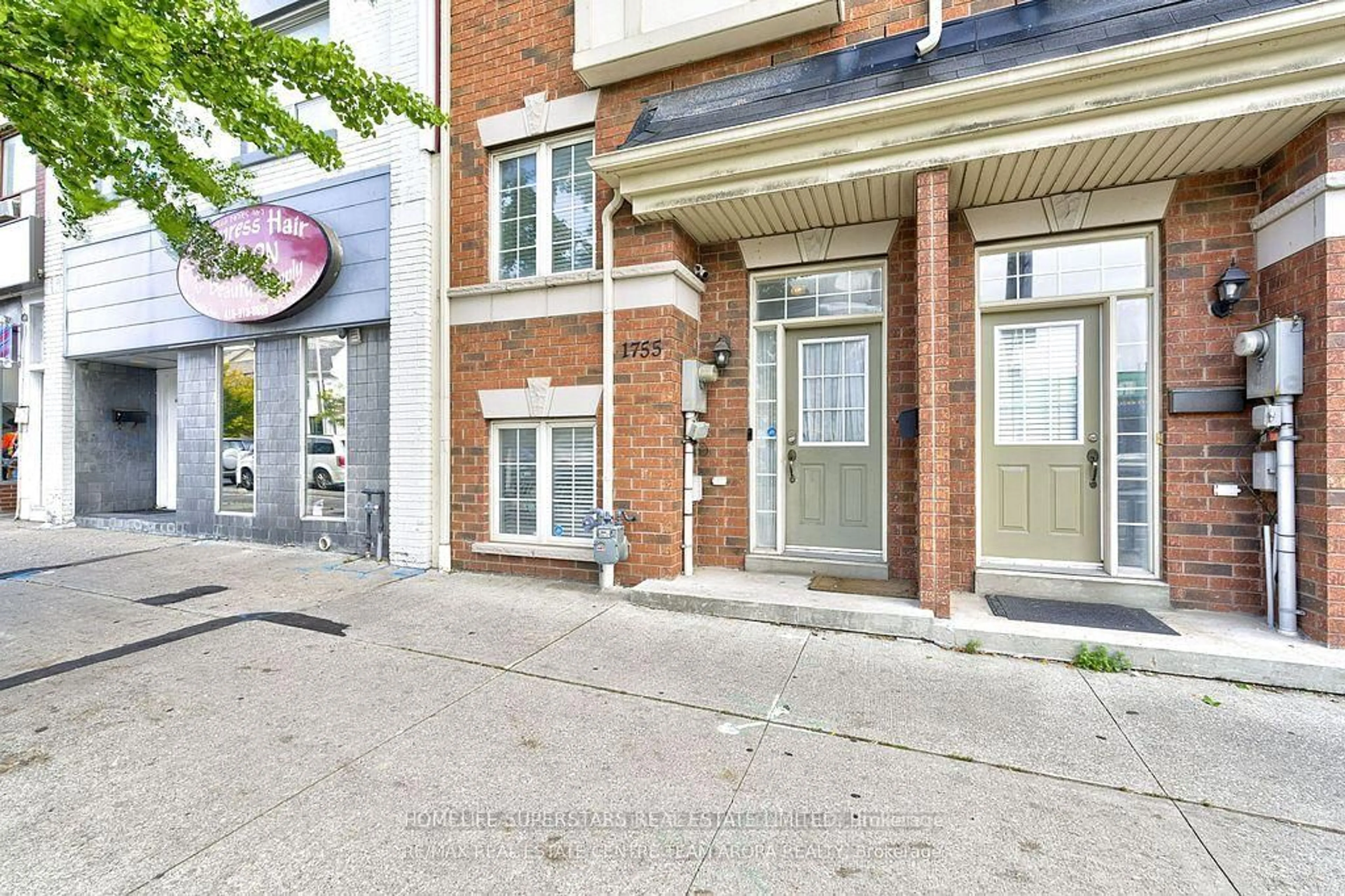 Indoor foyer for 1755 Danforth Ave, Toronto Ontario M4C 1J1