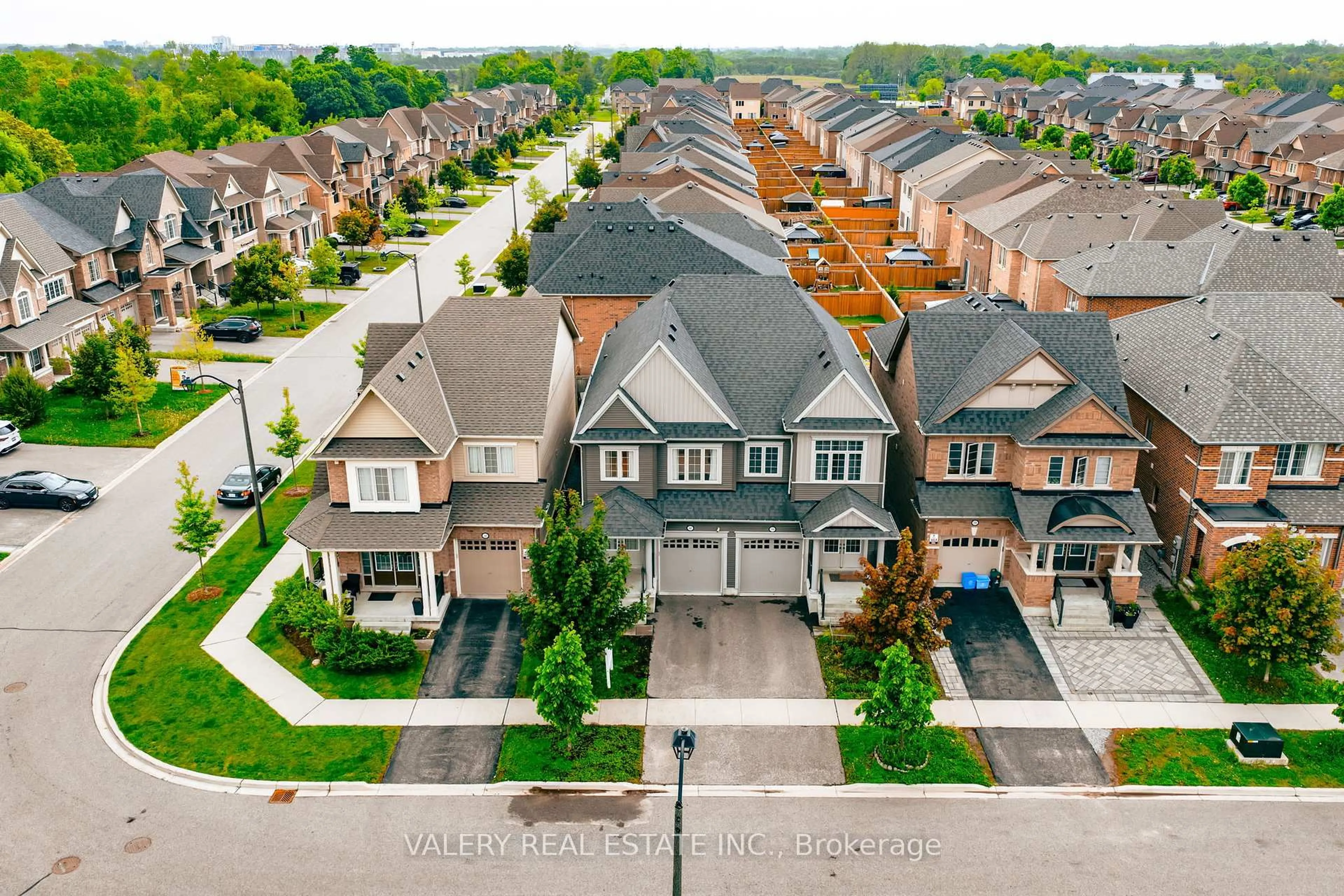 A pic from outside/outdoor area/front of a property/back of a property/a pic from drone, street for 2442 Equestrian Cres, Oshawa Ontario L1L 0L7