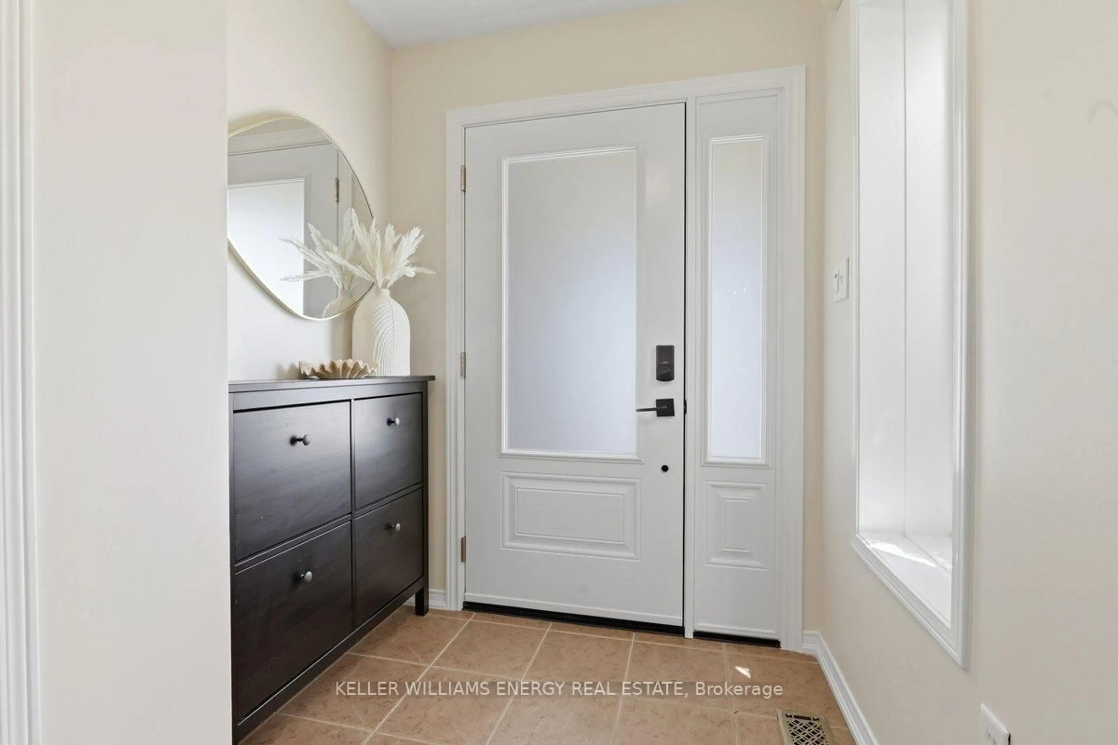 Indoor entryway for 1428 Coldstream Dr, Oshawa Ontario L1K 2Y8