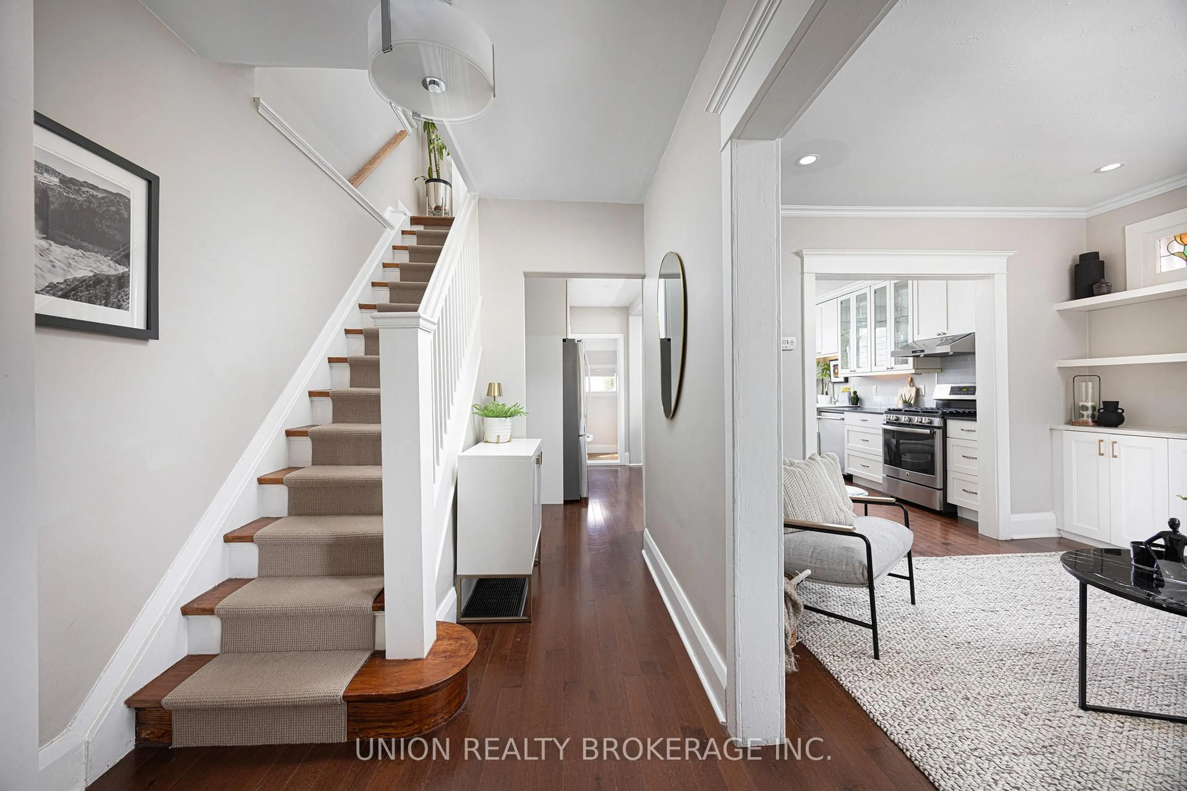 Indoor entryway for 48 Queensbury Ave, Toronto Ontario M1N 2X7