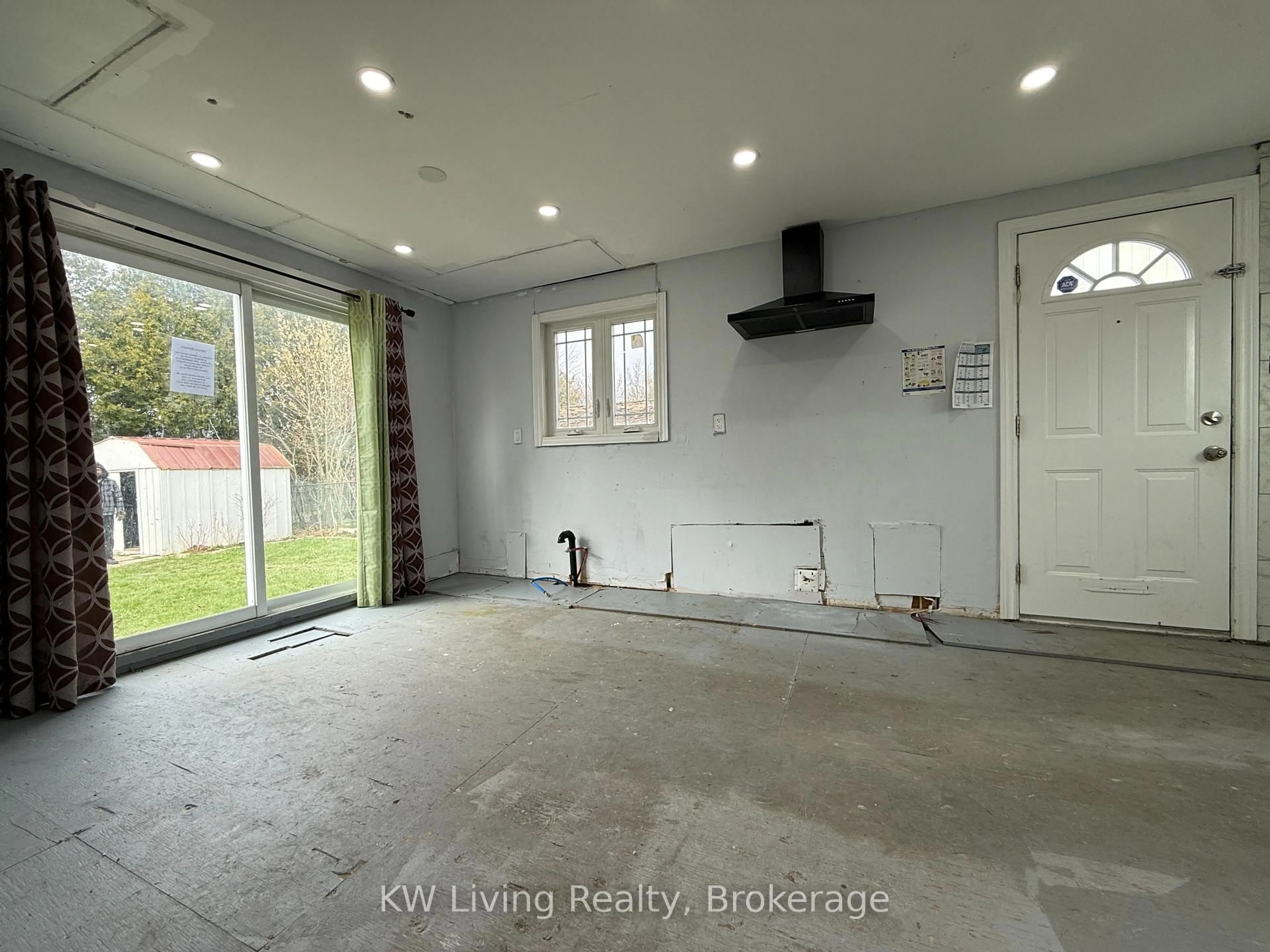 Indoor garage for 18 Gemshaw Cres, Toronto Ontario M1B 1L4