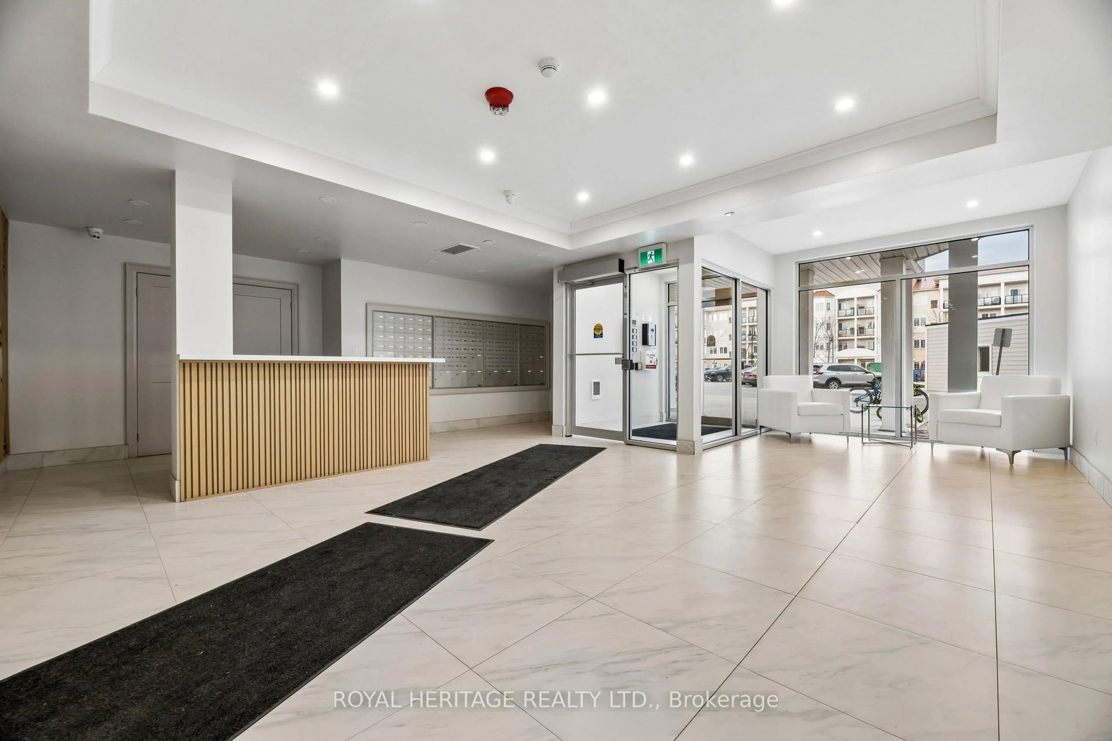 Indoor foyer for 50 Lakebreeze Dr #309, Clarington Ontario L1B 0V9