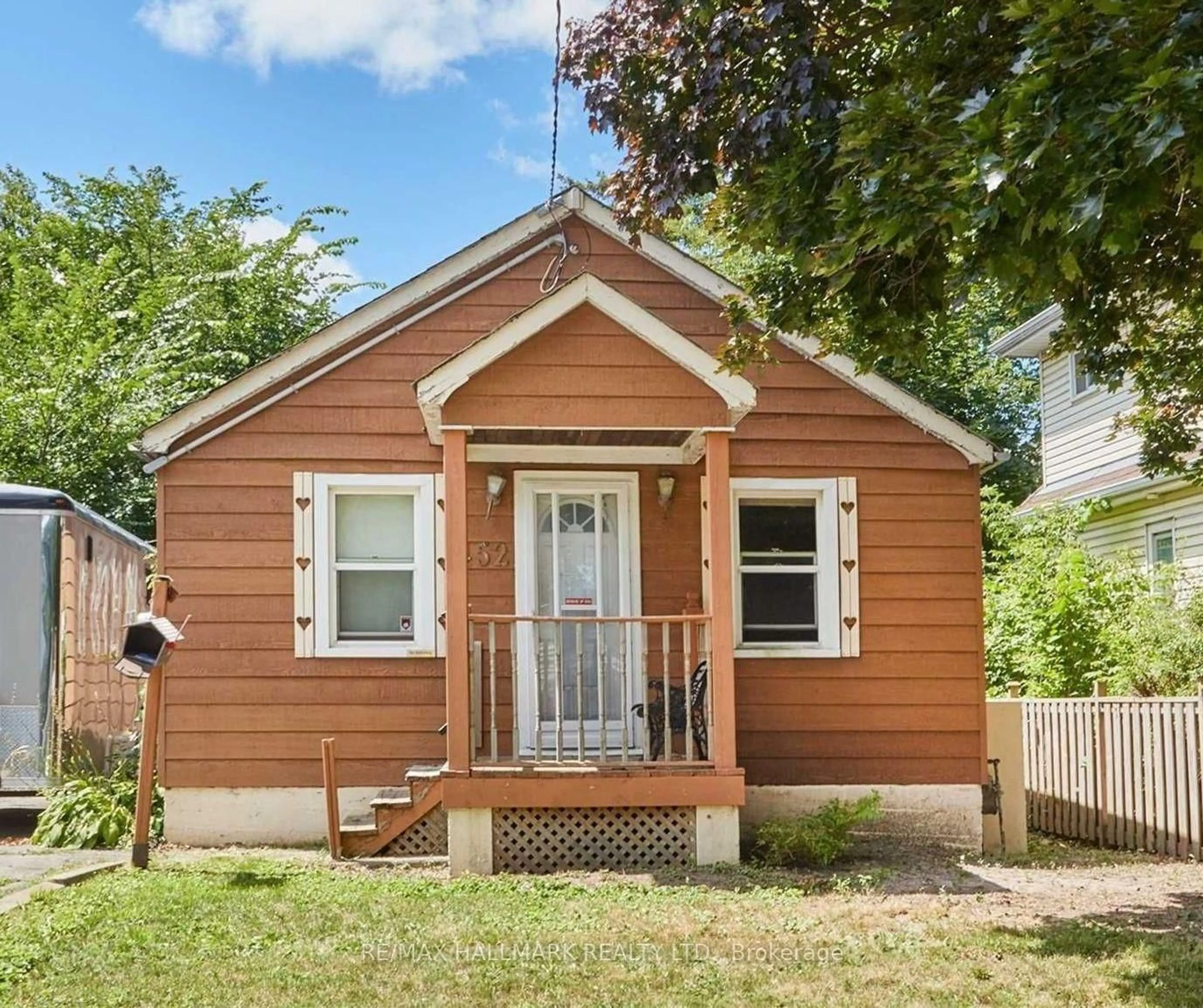 Home with vinyl exterior material, street for 452 Montrave Ave, Oshawa Ontario L1J 4S7