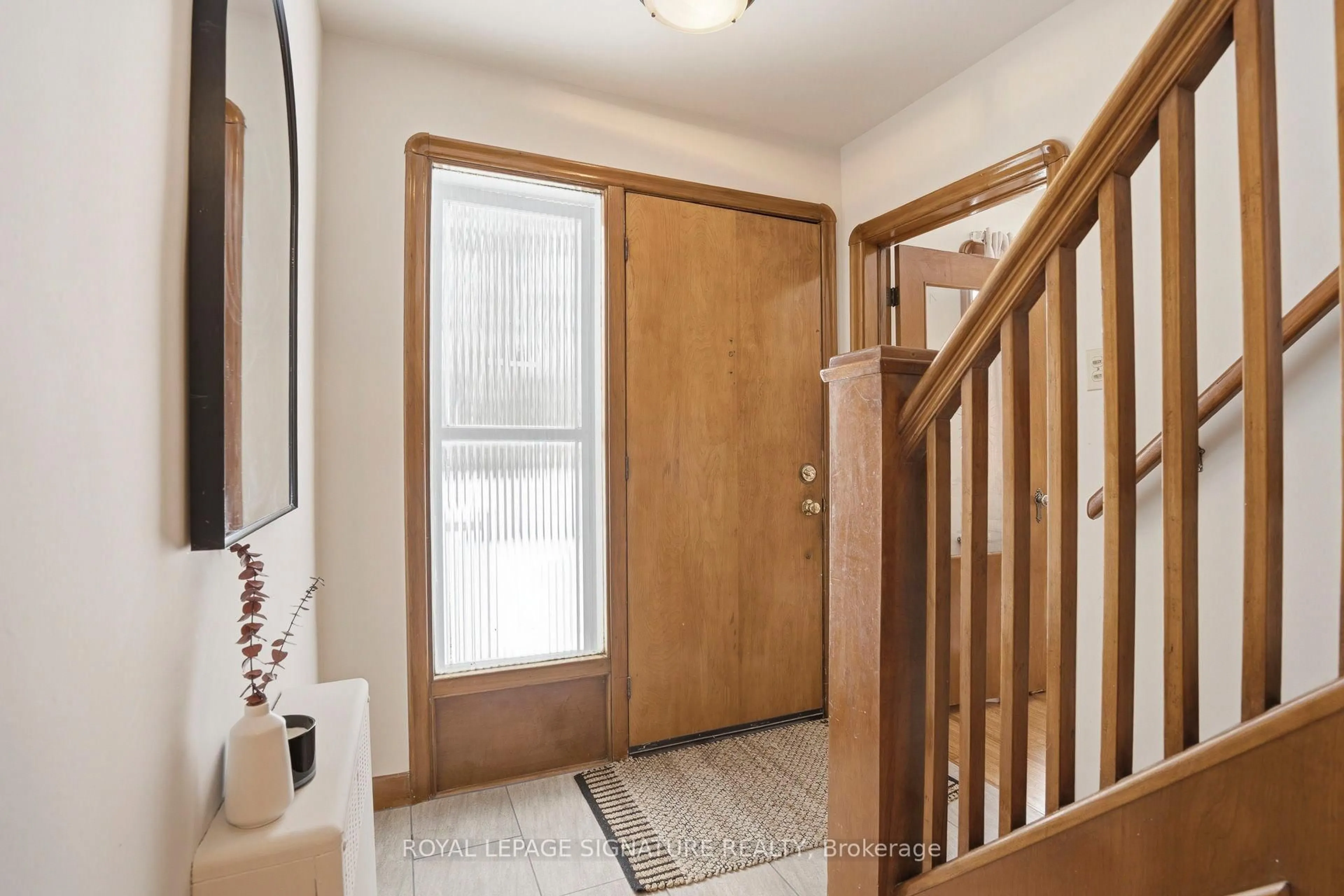 Indoor entryway for 11 Innisdale Dr, Toronto Ontario M1R 1C4