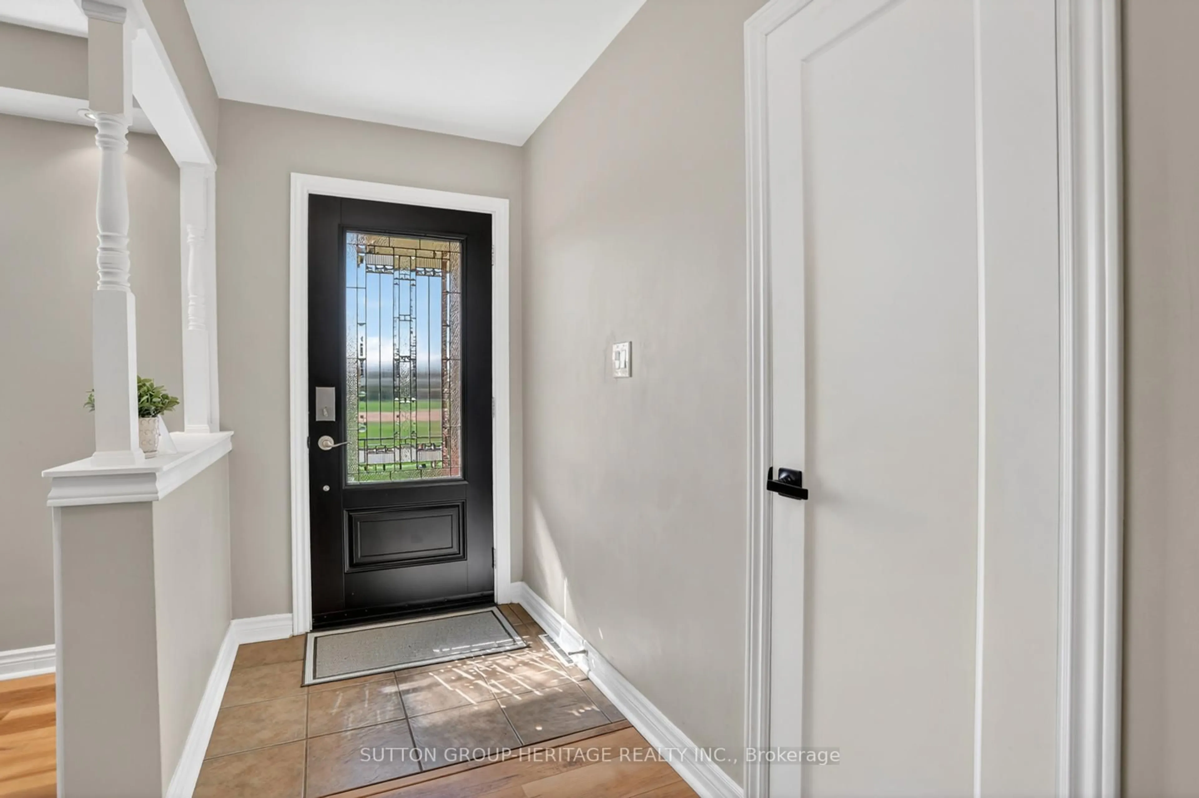 Indoor entryway for 859 Westdale St, Oshawa Ontario L1J 5C2