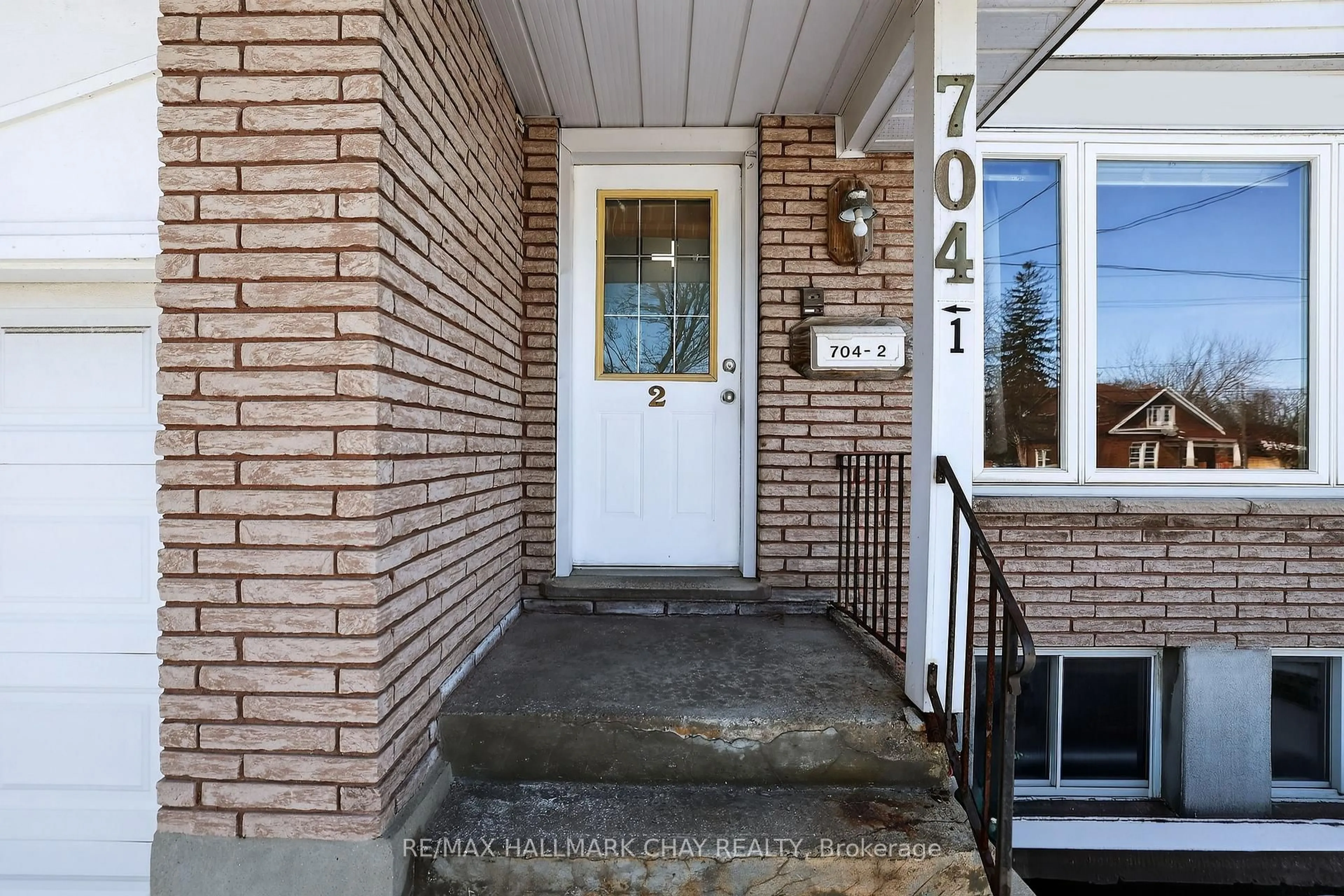 Indoor entryway for 704 Brock St, Whitby Ontario L1N 4L2