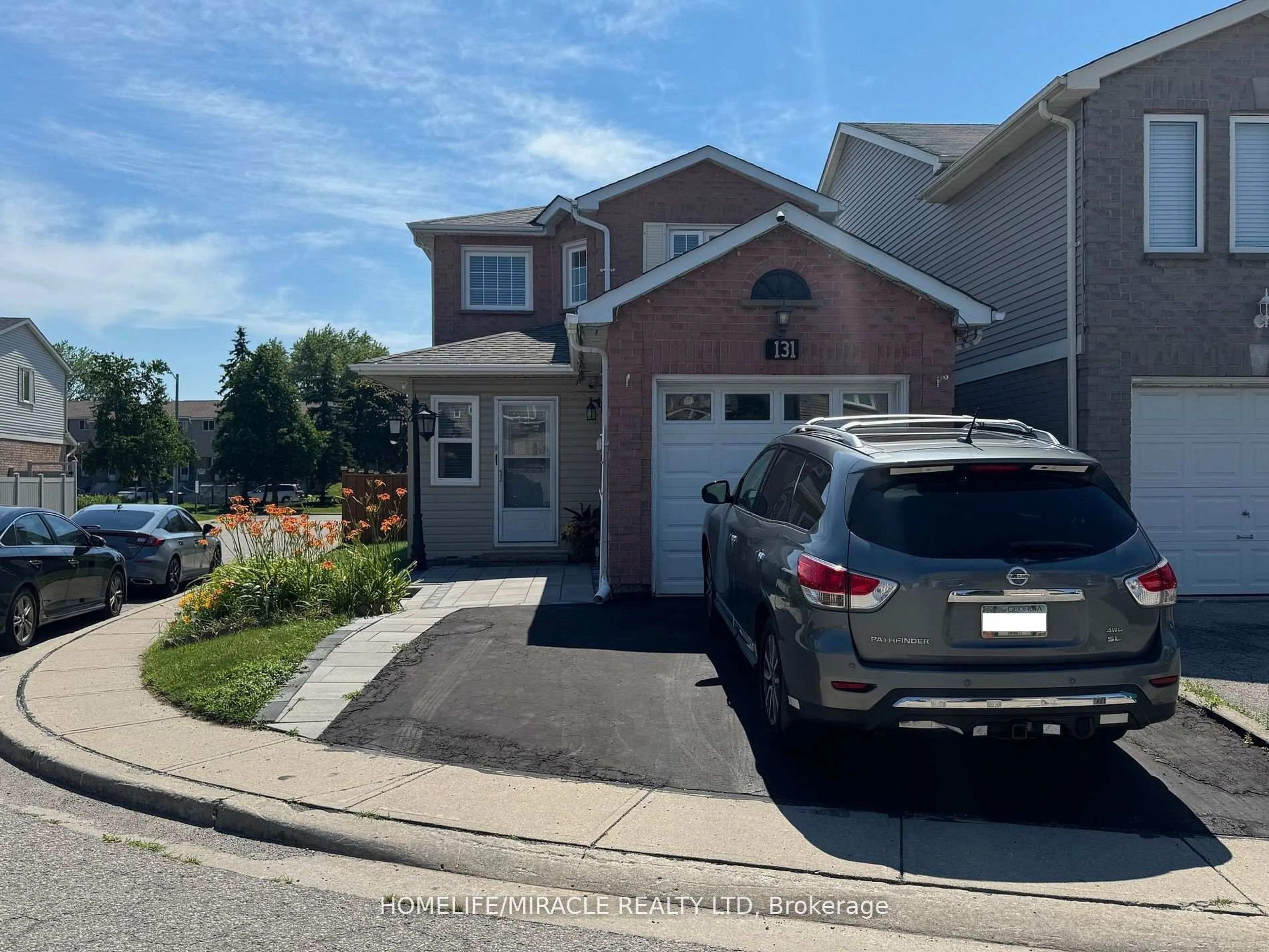 A pic from outside/outdoor area/front of a property/back of a property/a pic from drone, street for 131 Plumrose Ptwy, Toronto Ontario M1B 4B6