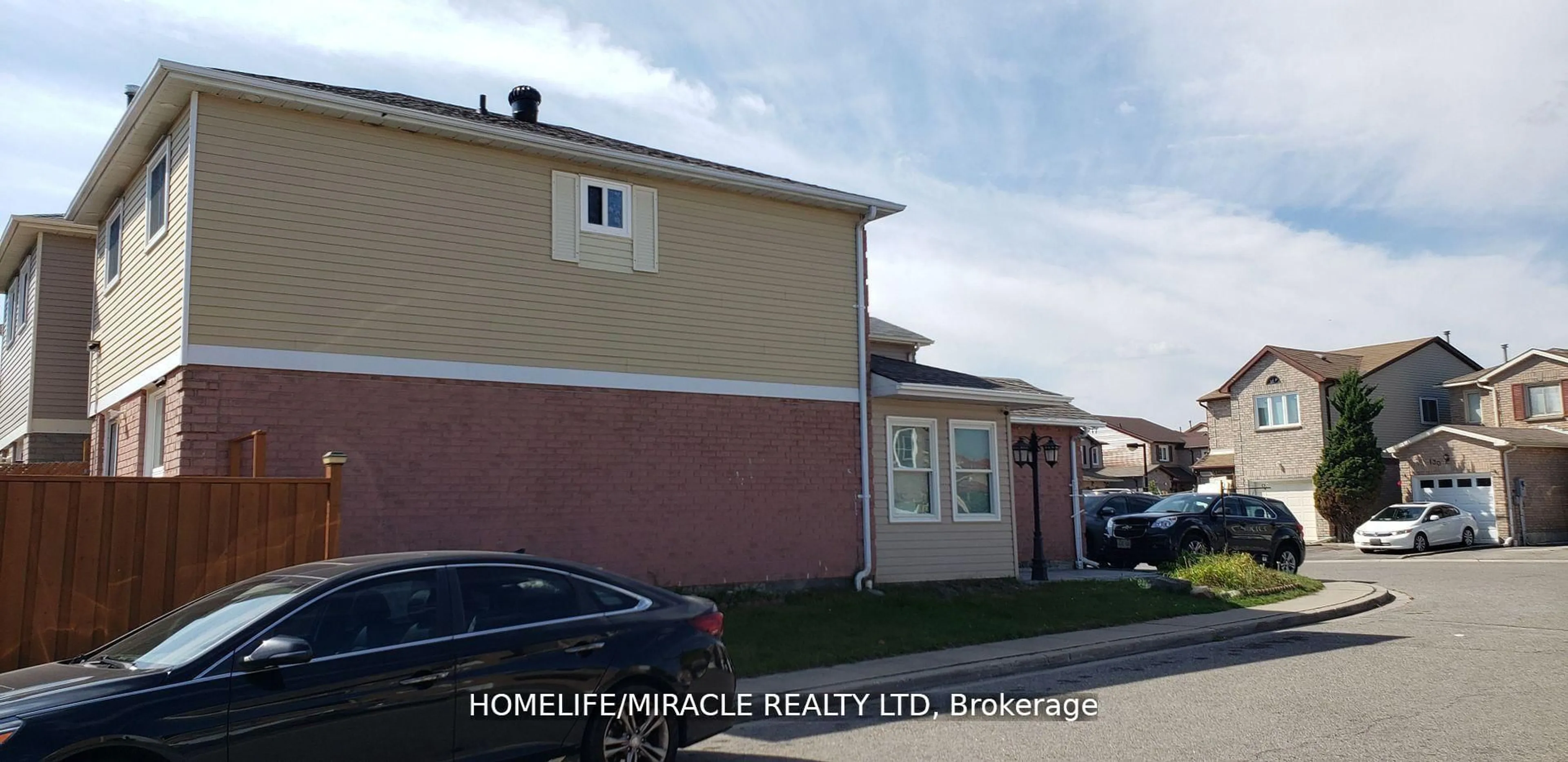 Home with vinyl exterior material, street for 131 Plumrose Ptwy, Toronto Ontario M1B 4B6