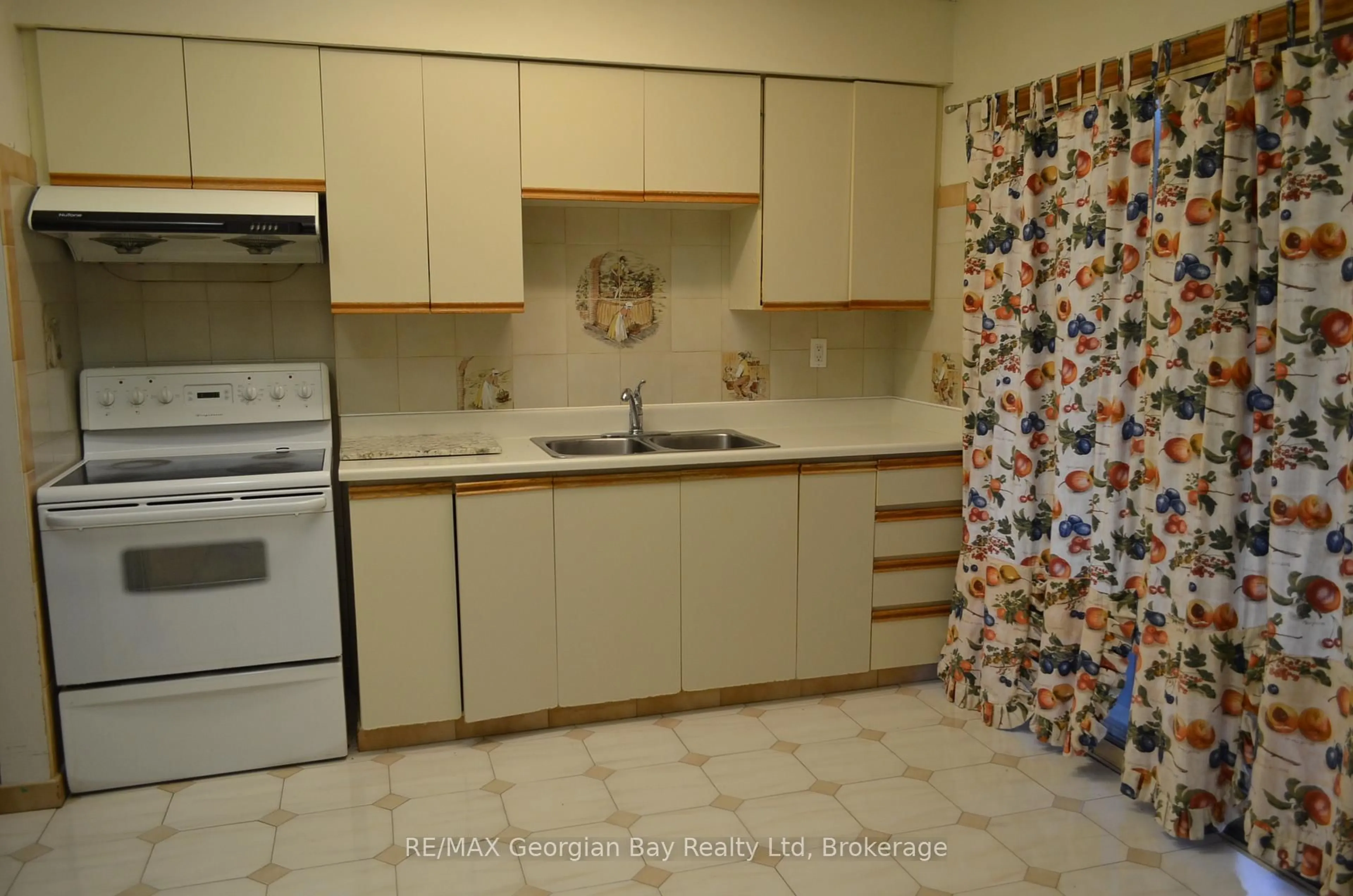 Standard kitchen, ceramic/tile floor for 517 Milverton Blvd, Toronto Ontario M4C 1X6
