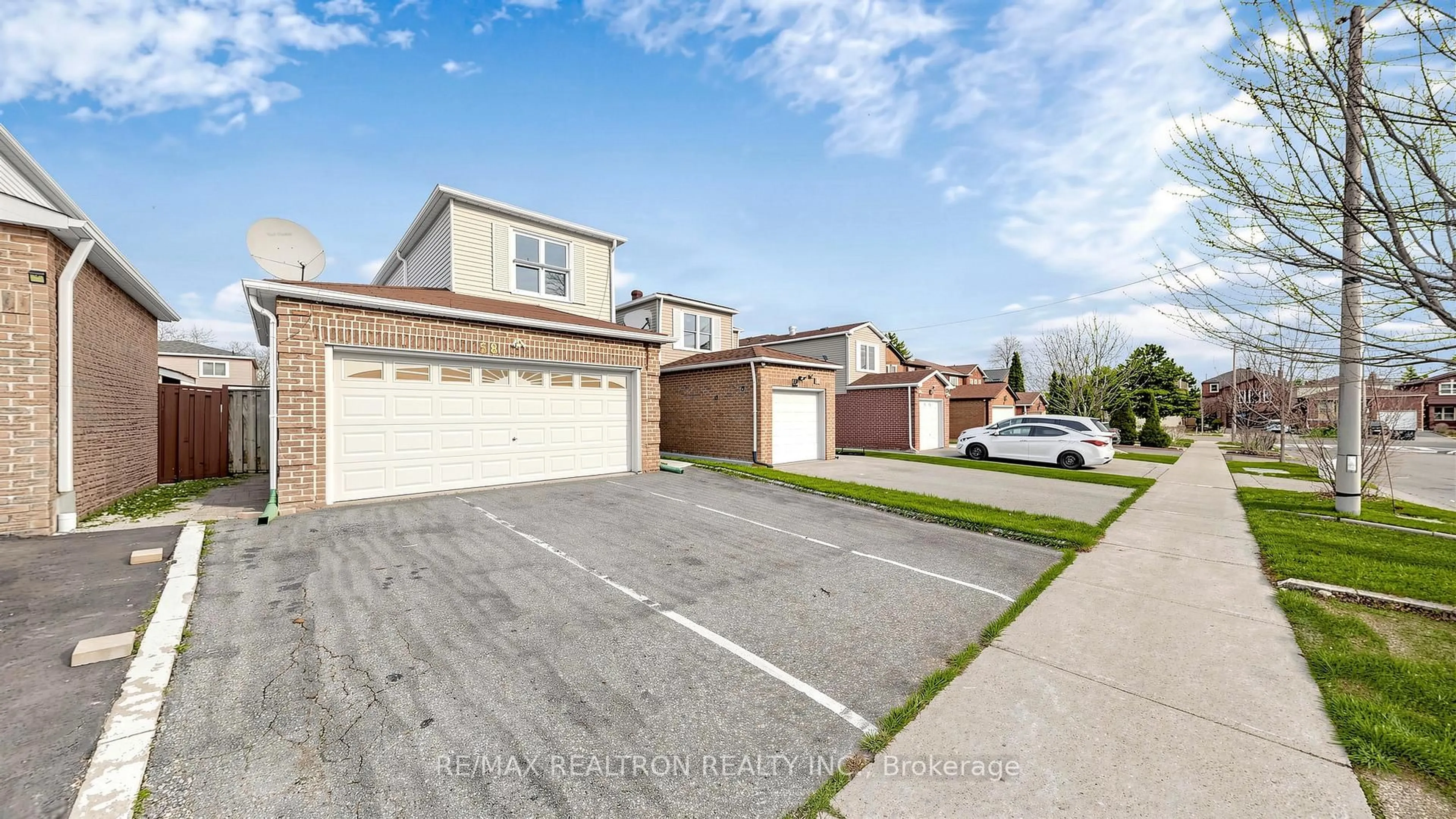 A pic from outside/outdoor area/front of a property/back of a property/a pic from drone, street for 58 Glanvil Cres, Toronto Ontario M1B 4R7