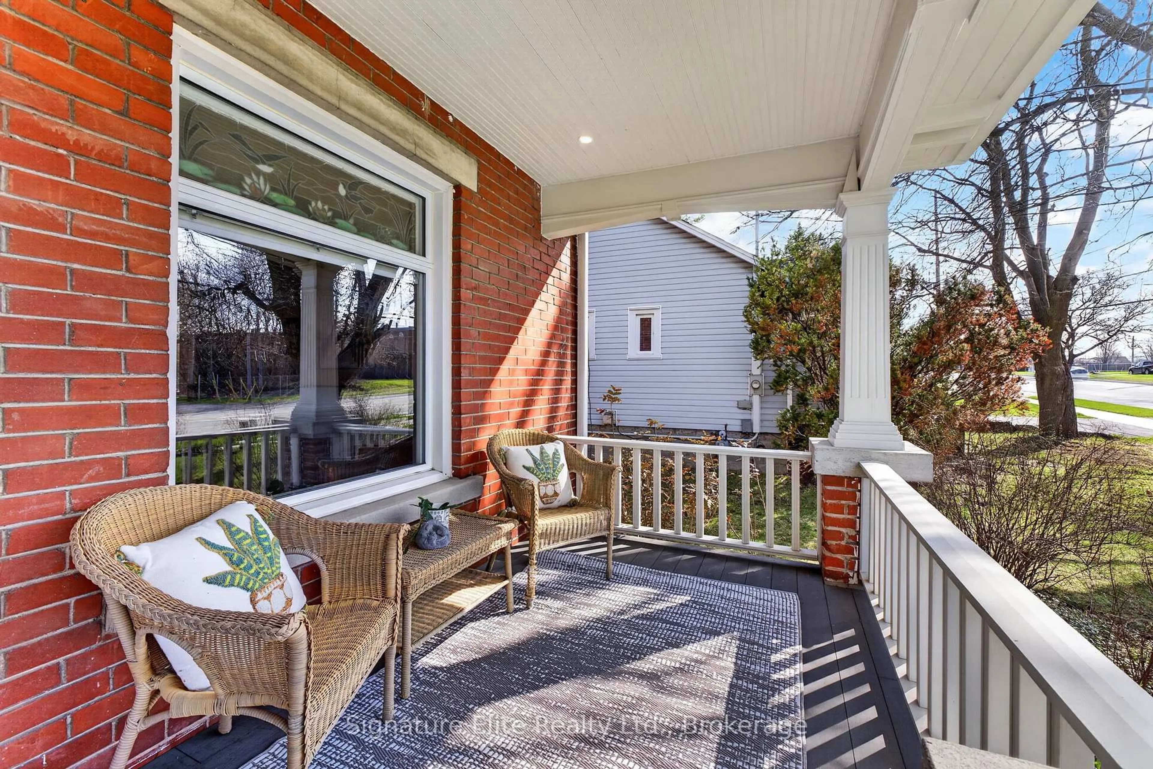 Patio, street for 60 Winchester Rd, Whitby Ontario L1M 1B4