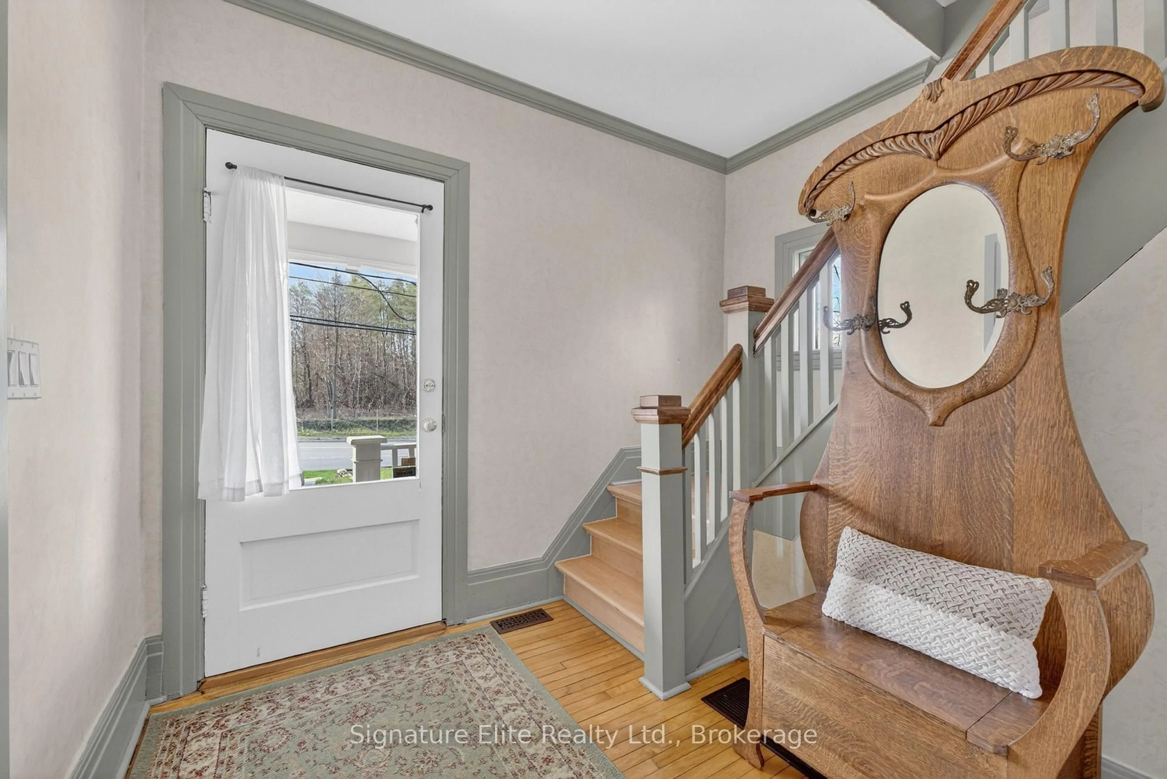 Indoor entryway for 60 Winchester Rd, Whitby Ontario L1M 1B4