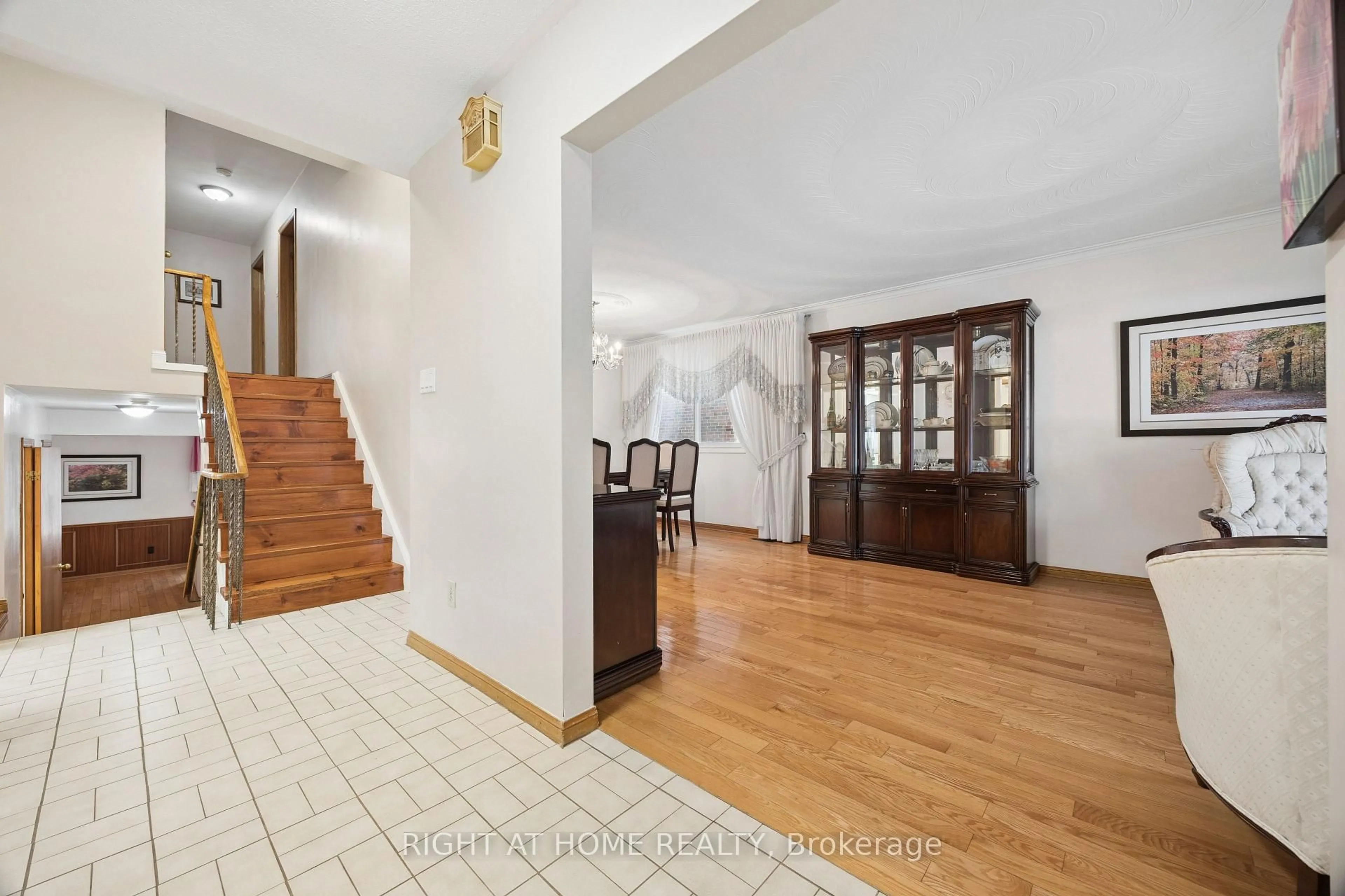 Indoor foyer for 126 Homestead Rd, Toronto Ontario M1E 3S2