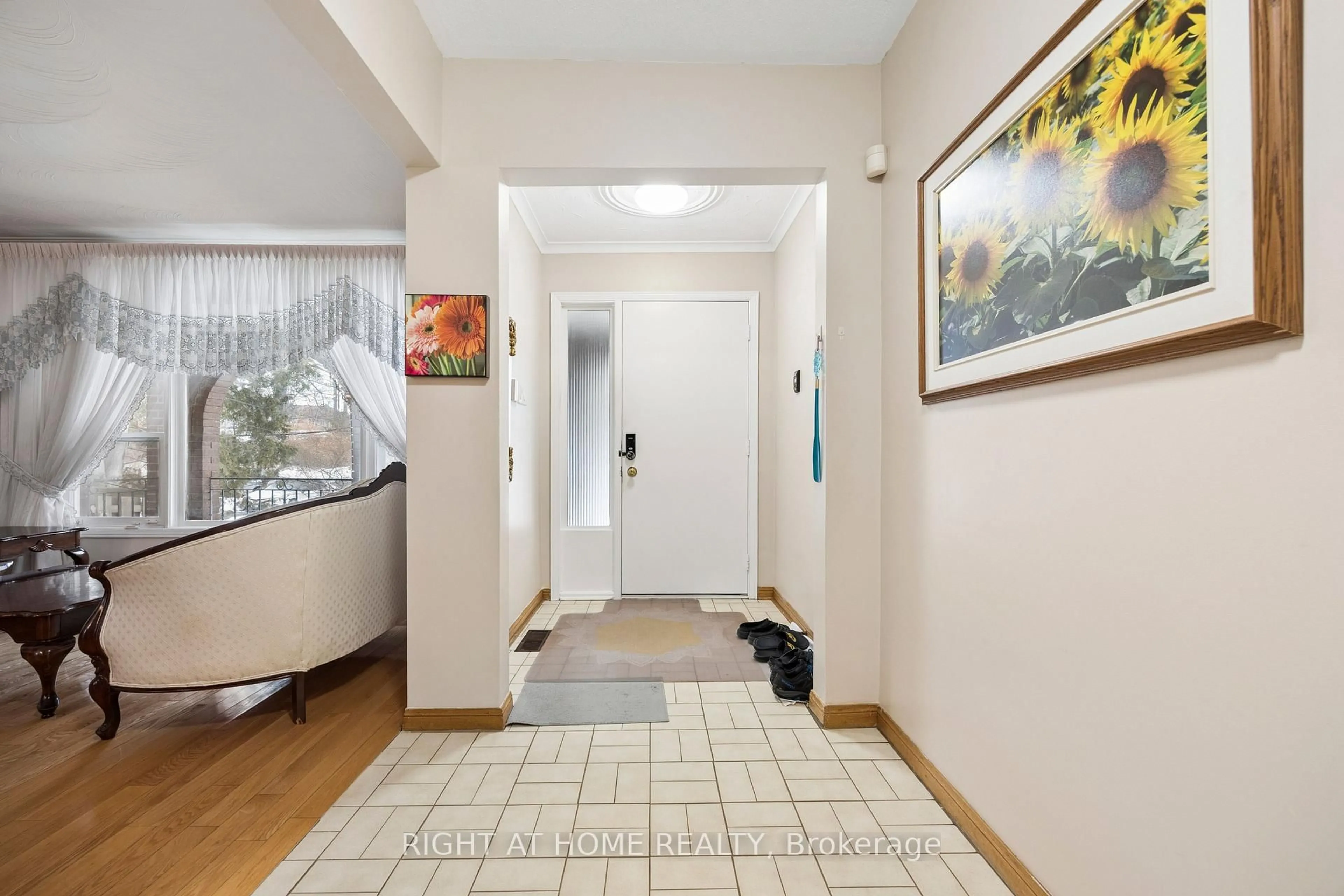 Indoor foyer for 126 Homestead Rd, Toronto Ontario M1E 3S2