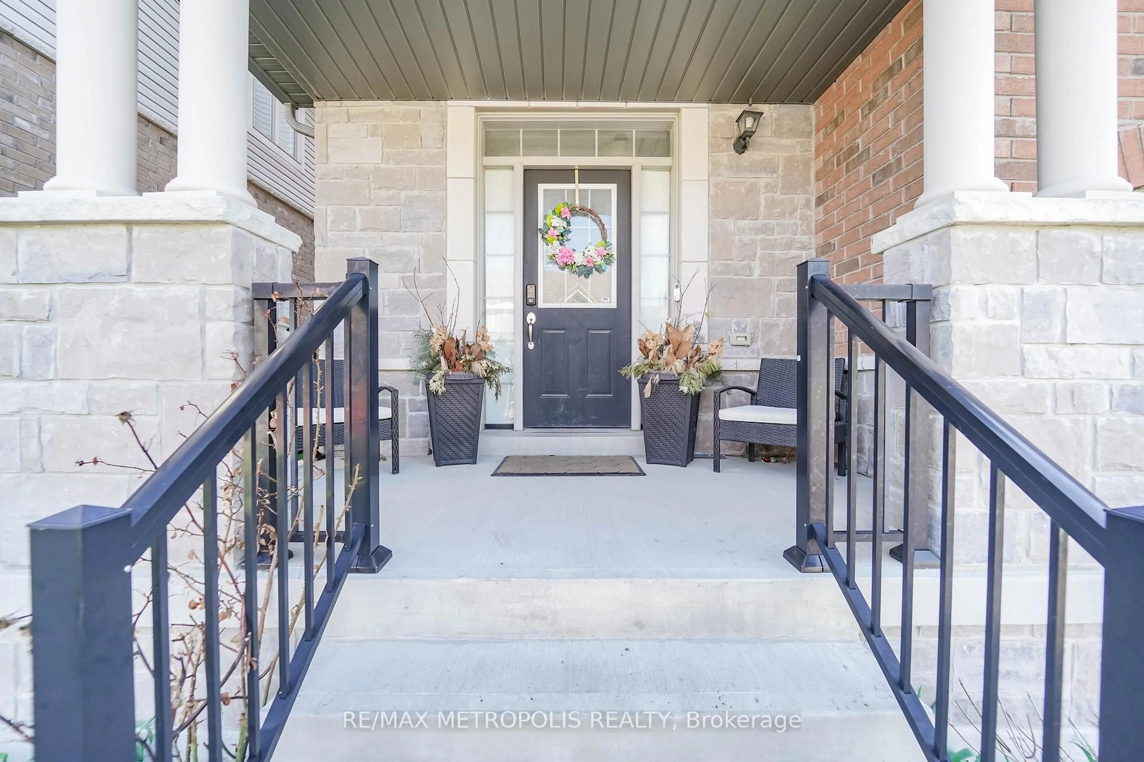 Indoor entryway for 82 Mcroberts Cres, Clarington Ontario L1E 0H4