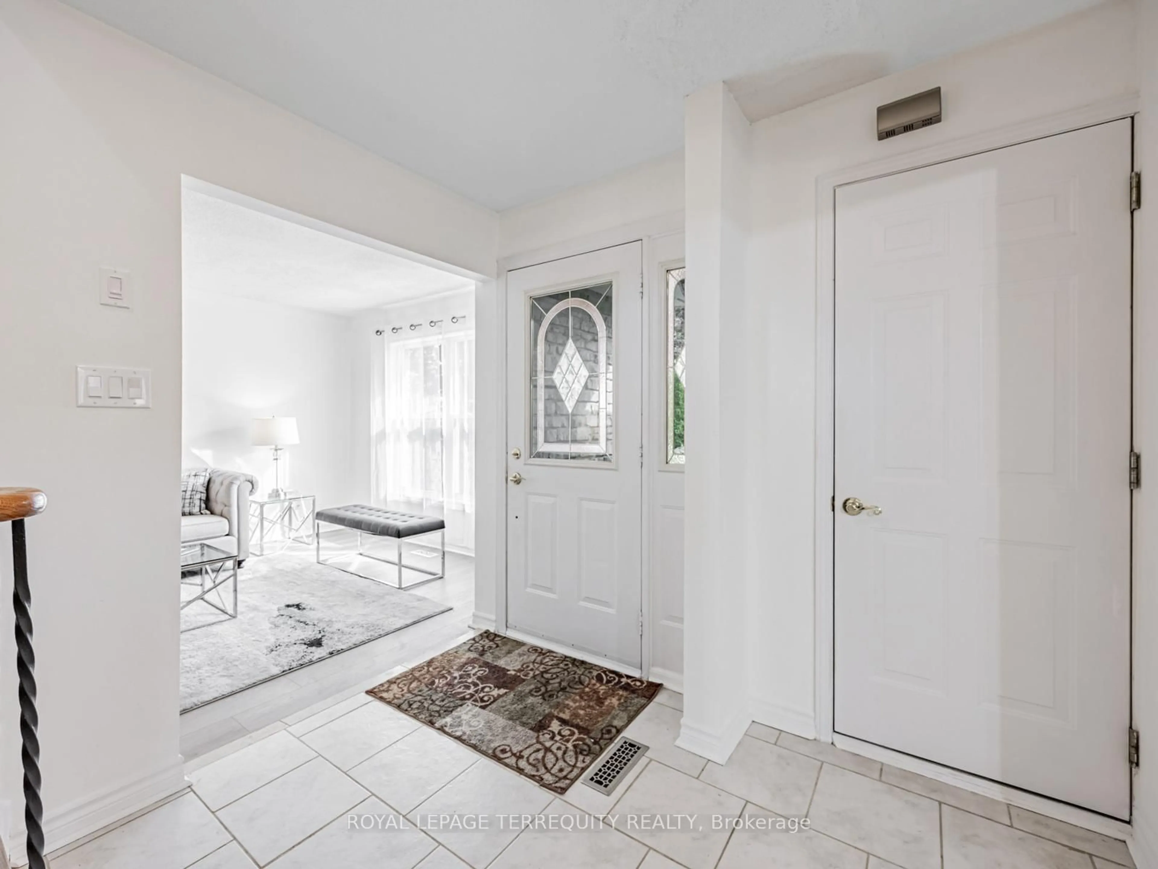 Indoor entryway for 1858 Shadybrook Dr, Pickering Ontario L1V 3A8