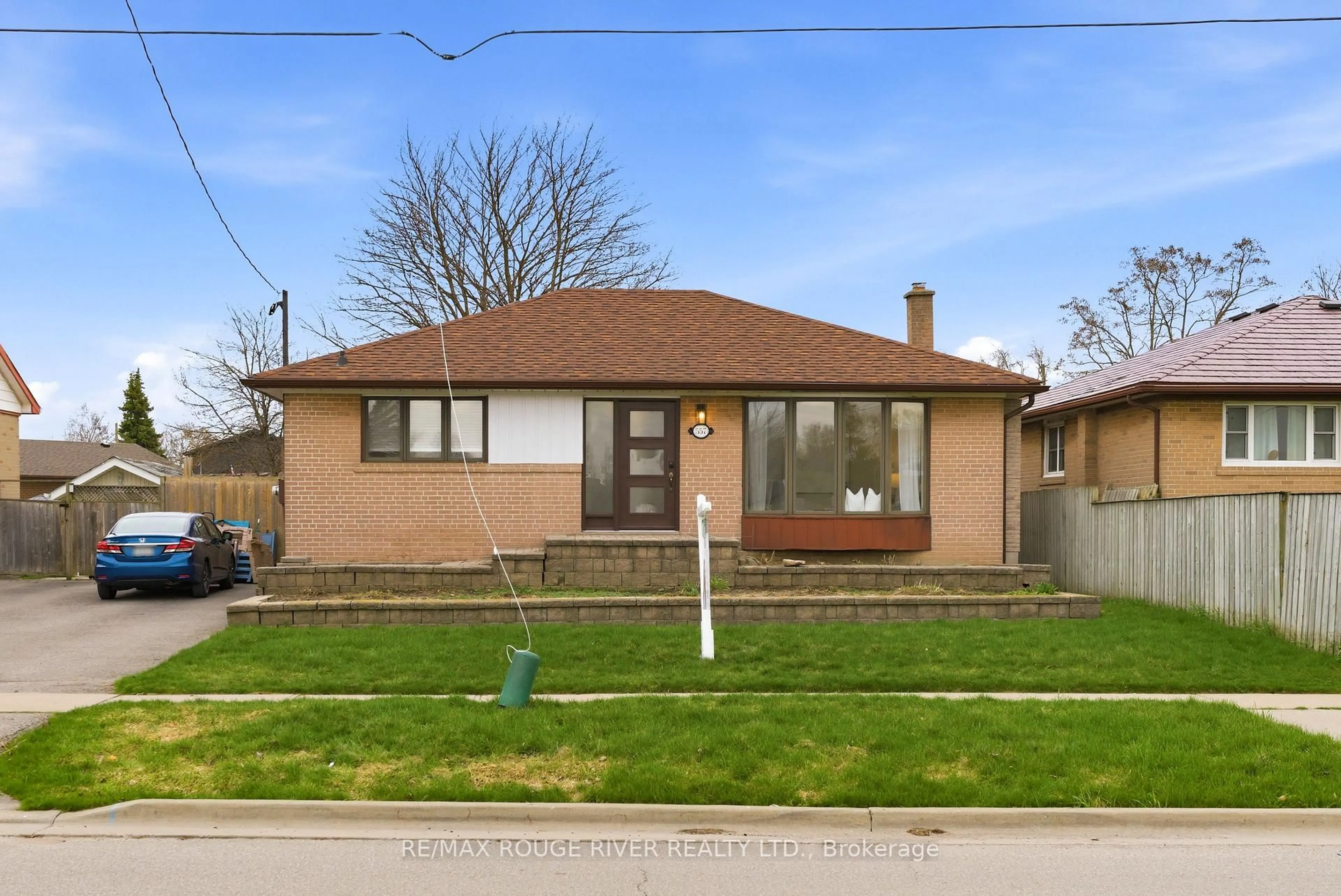 Home with brick exterior material, street for 557 Shakespeare Ave, Oshawa Ontario L1H 3H5