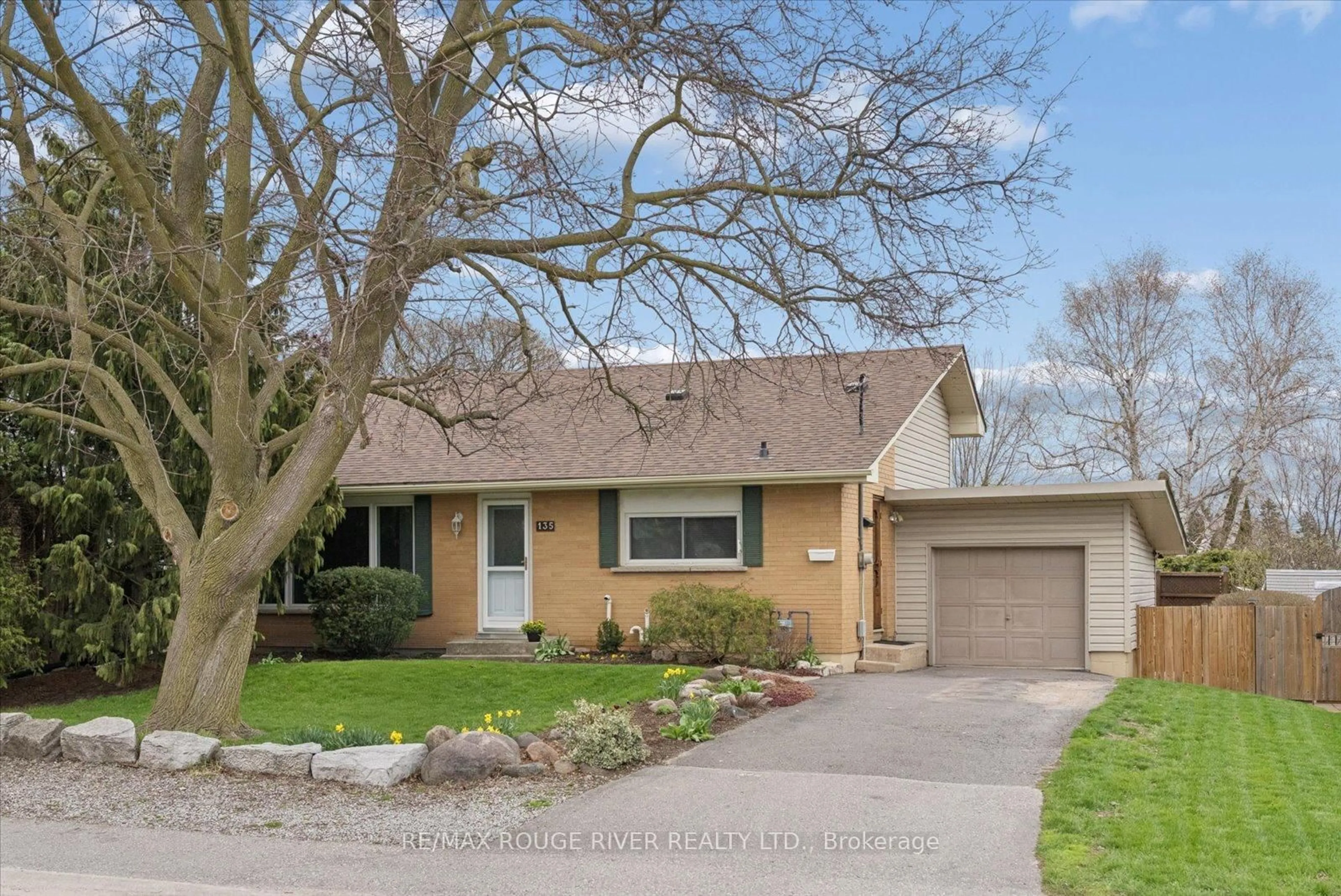 Home with vinyl exterior material, street for 135 High St, Clarington Ontario L1C 3B9