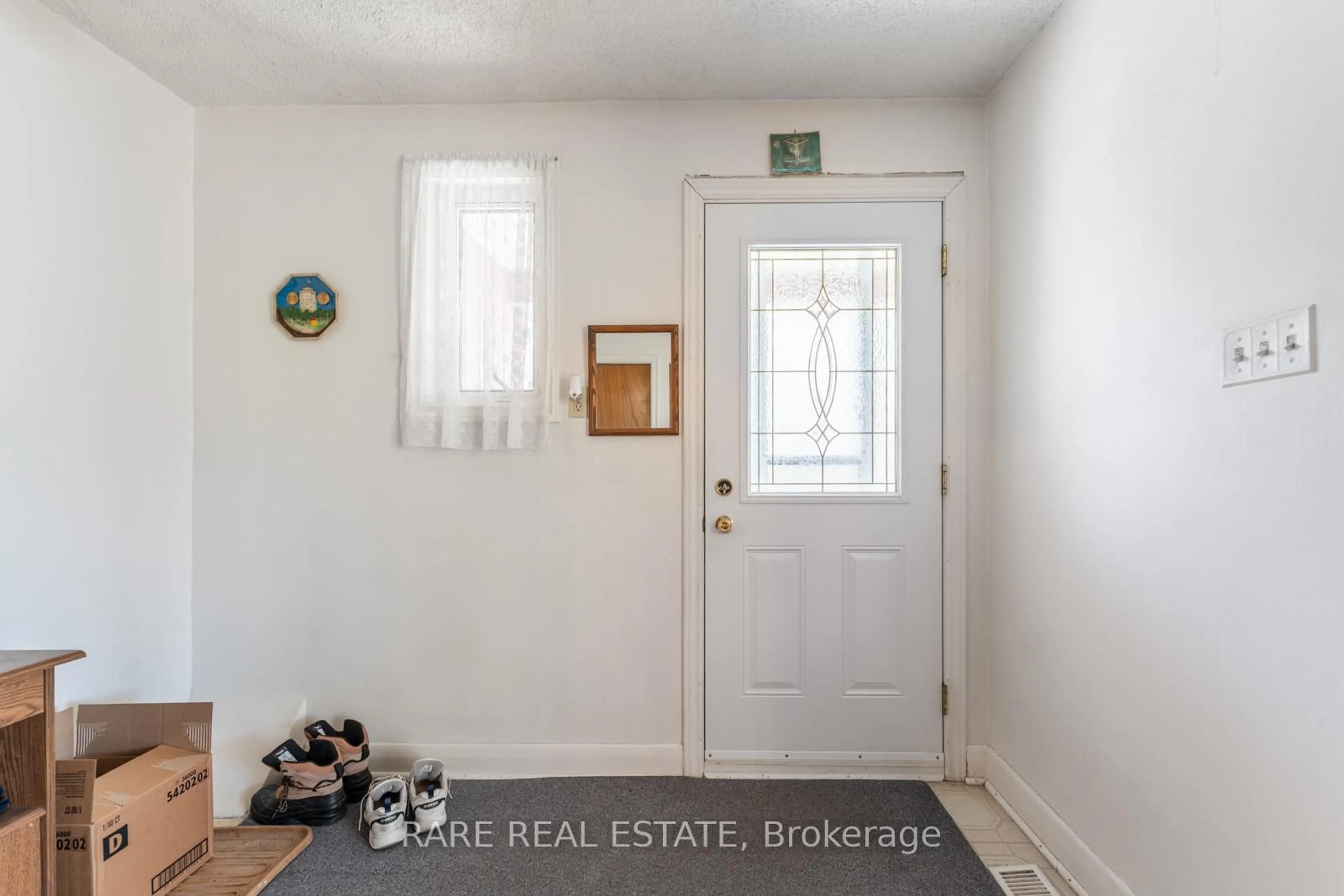 Indoor entryway for 29 Laxford Ave, Toronto Ontario M1R 1M5