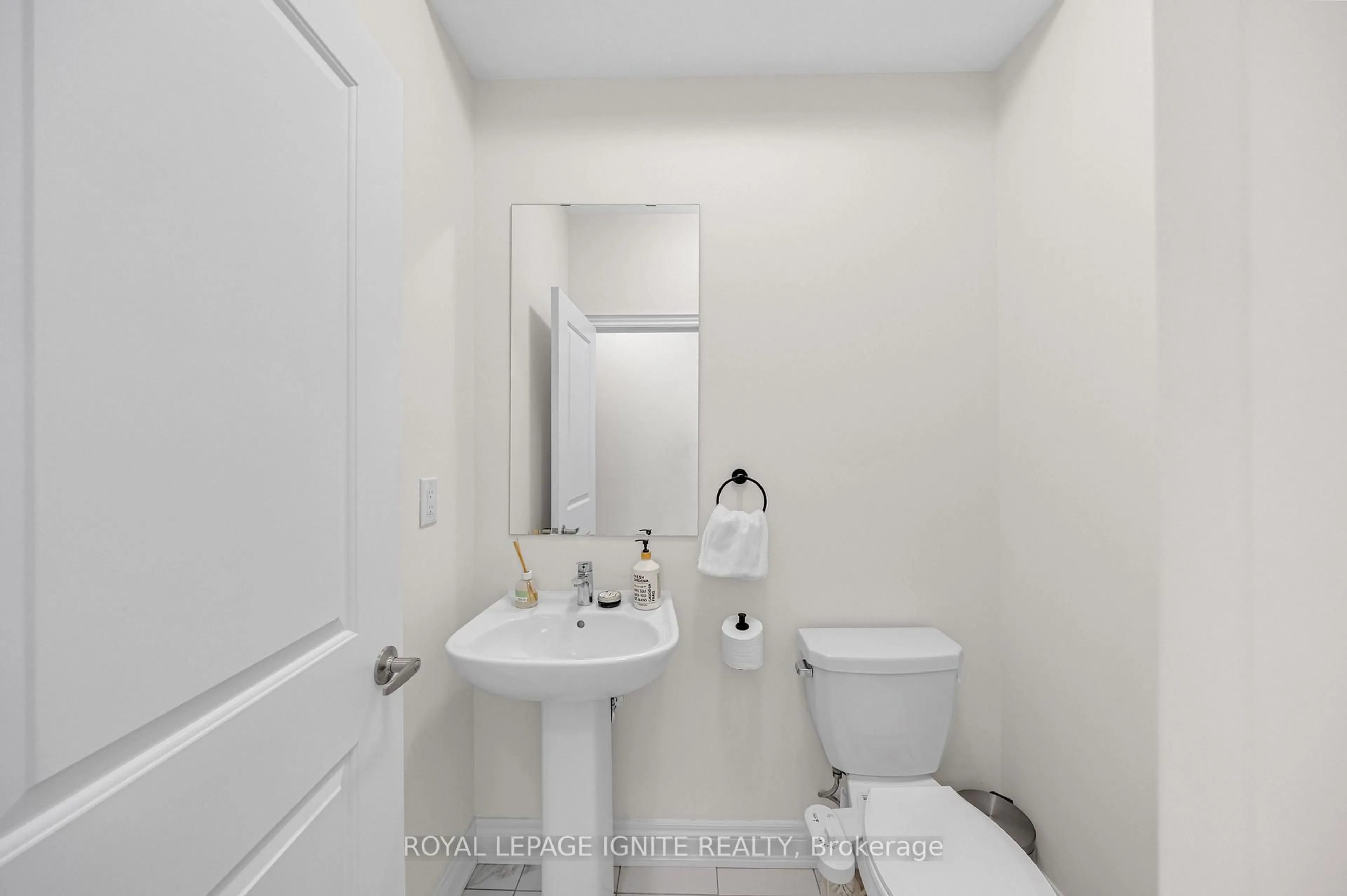 Standard bathroom, floor is not visible for 1030 Skybridge Blvd, Pickering Ontario L1X 0G5