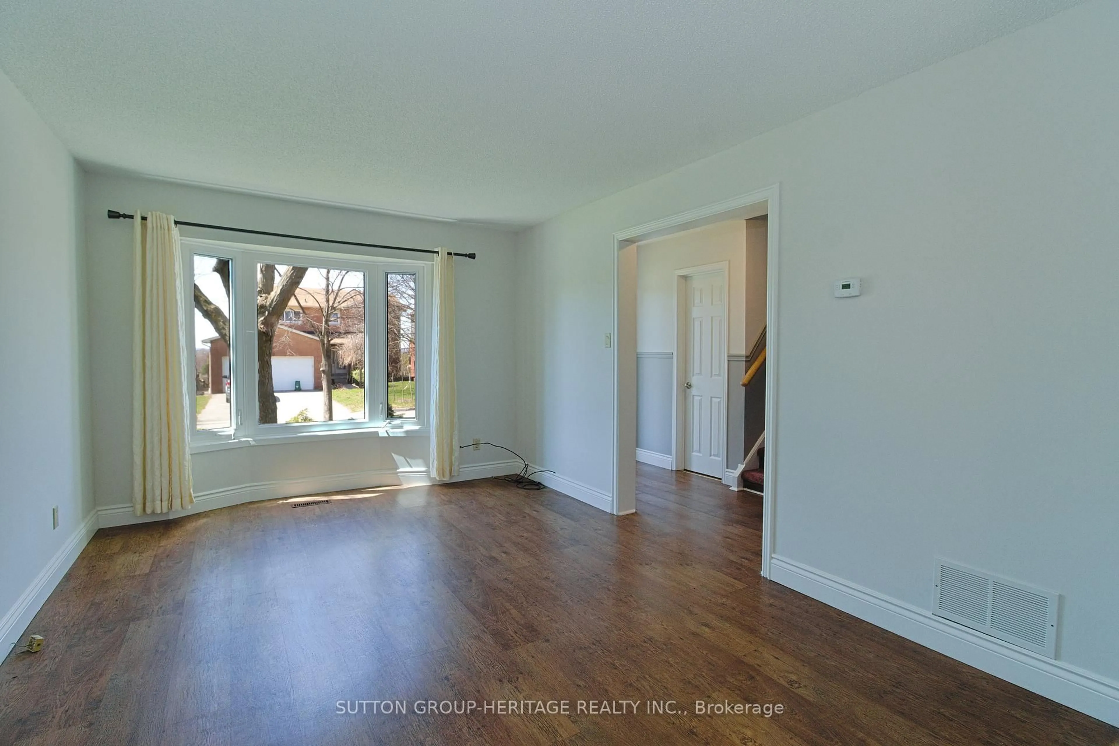 Indoor entryway for 159 Melissa Cres, Whitby Ontario L1N 8G6