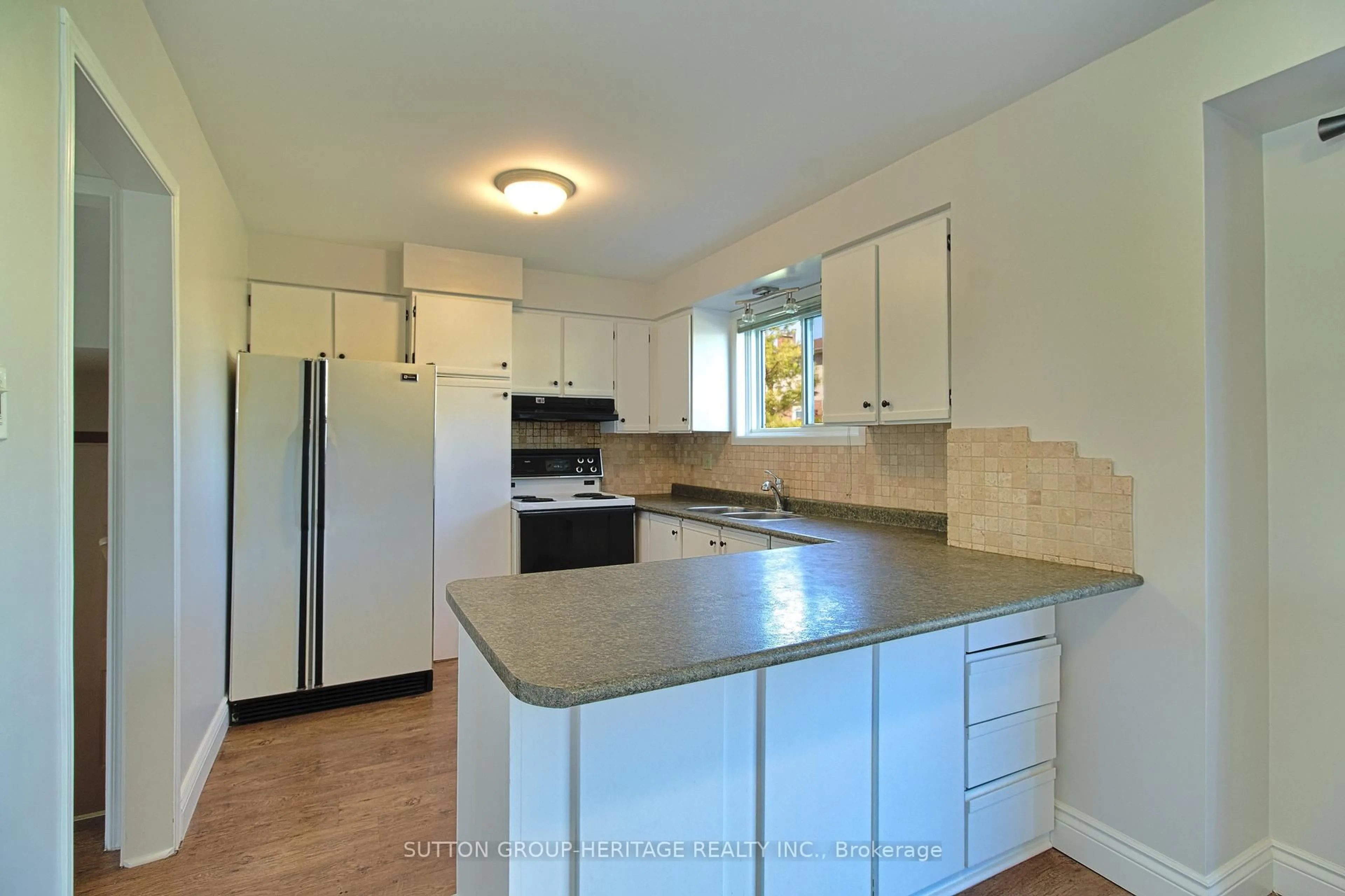Standard kitchen, unknown for 159 Melissa Cres, Whitby Ontario L1N 8G6