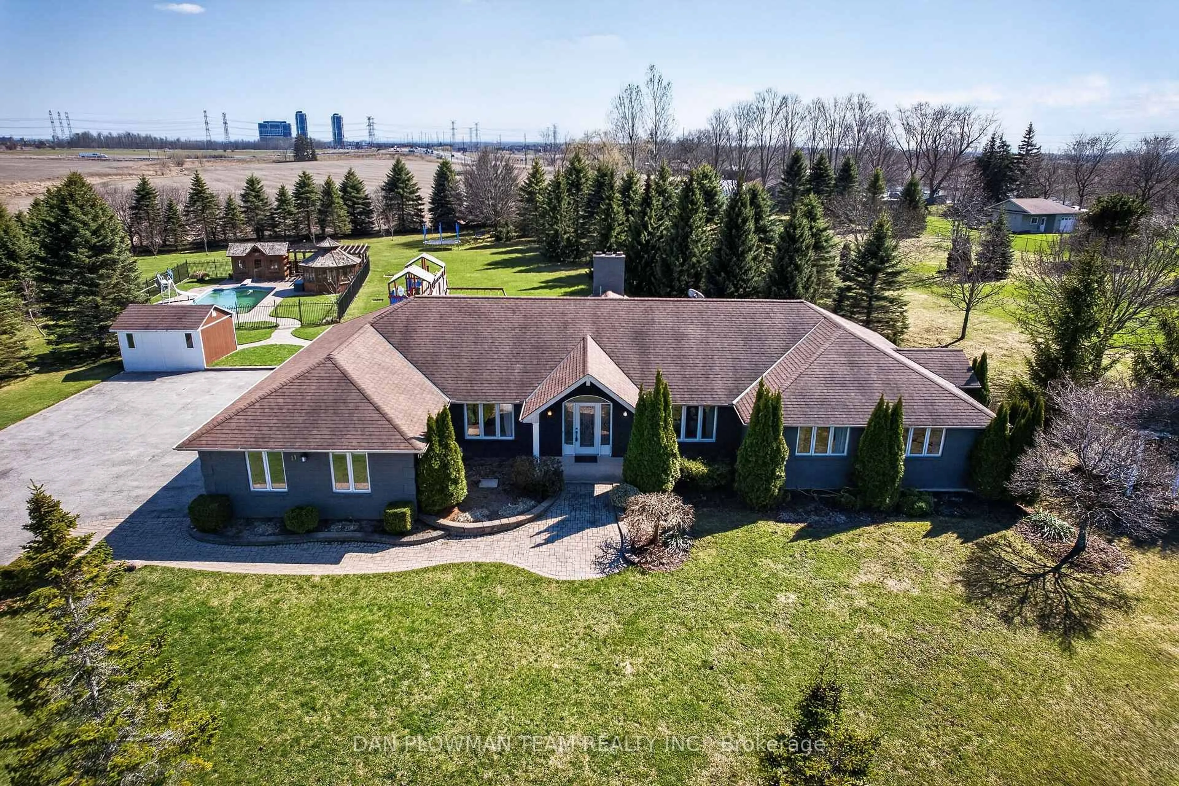 A pic from outside/outdoor area/front of a property/back of a property/a pic from drone, water/lake/river/ocean view for 11 Steepleview Crt, Oshawa Ontario L1H 0S6