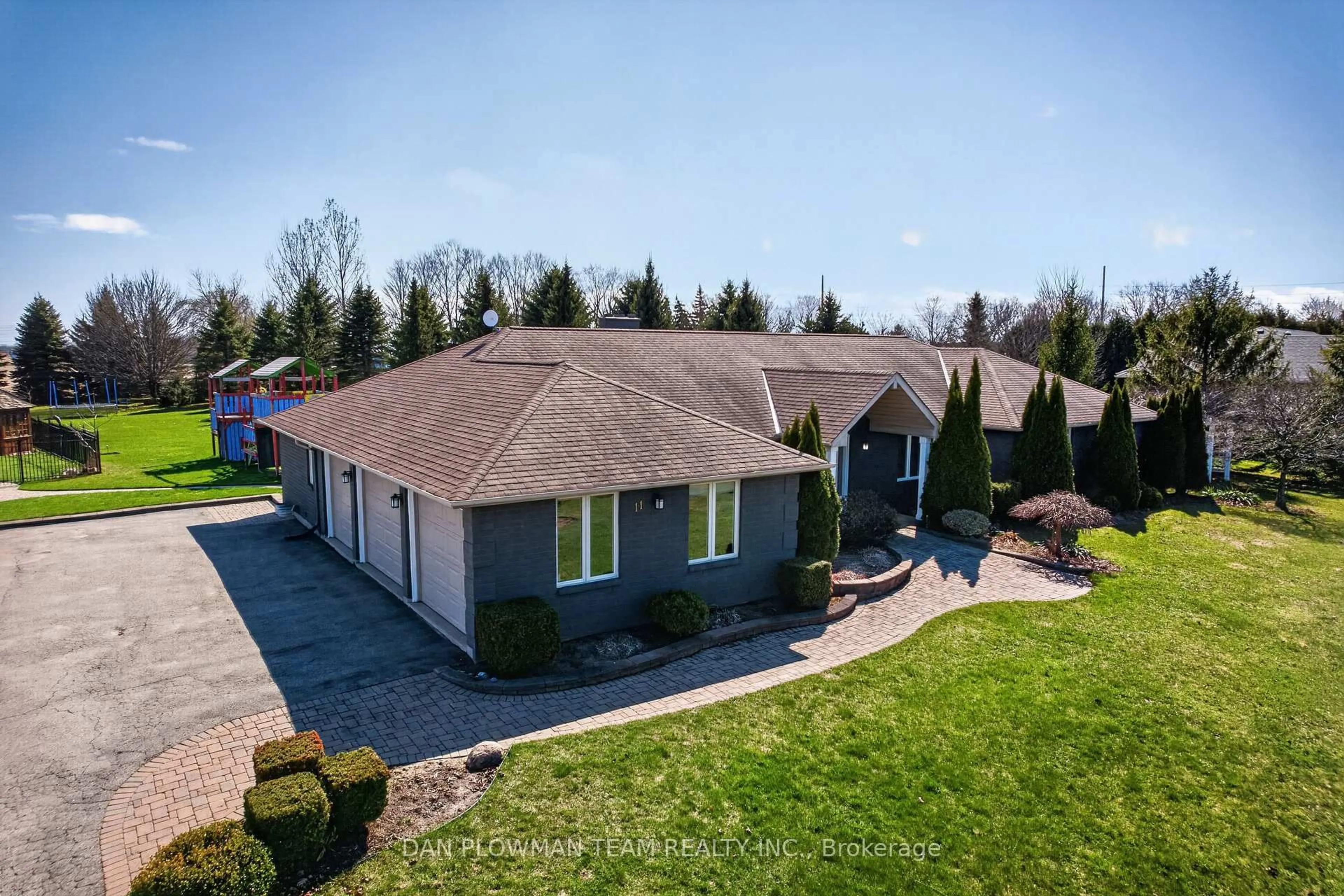 A pic from outside/outdoor area/front of a property/back of a property/a pic from drone, unknown for 11 Steepleview Crt, Oshawa Ontario L1H 0S6