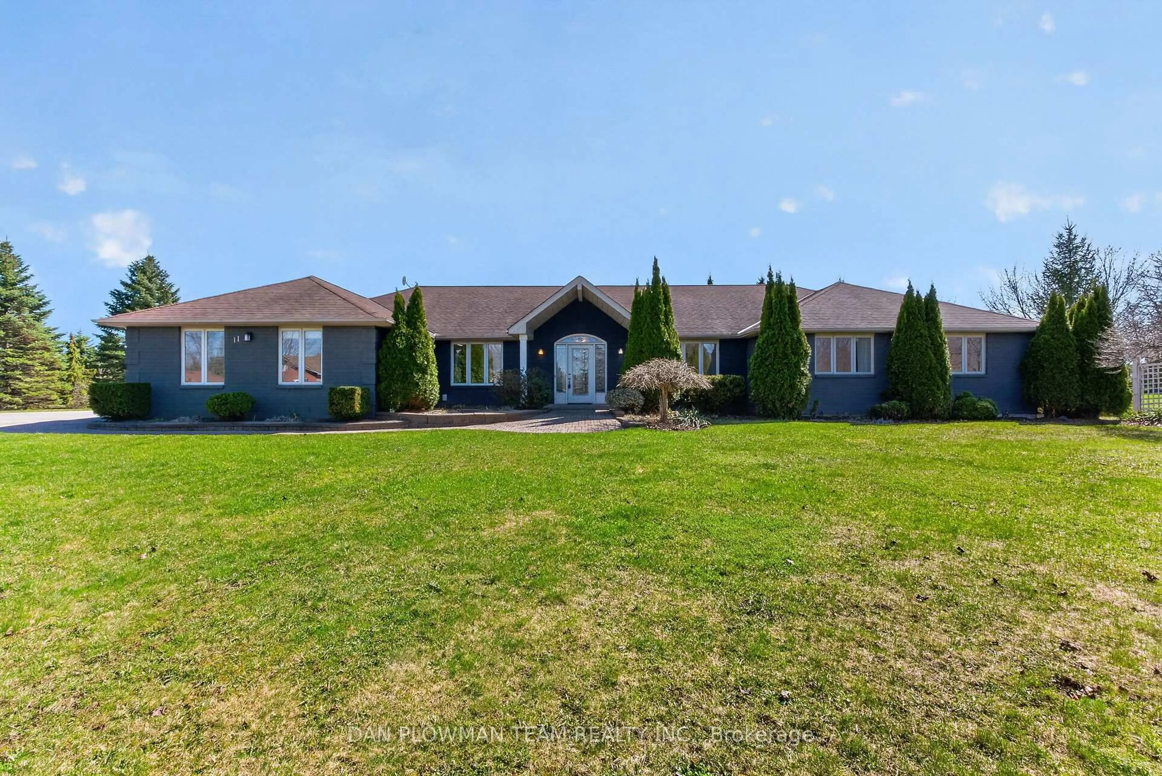 A pic from outside/outdoor area/front of a property/back of a property/a pic from drone, unknown for 11 Steepleview Crt, Oshawa Ontario L1H 0S6