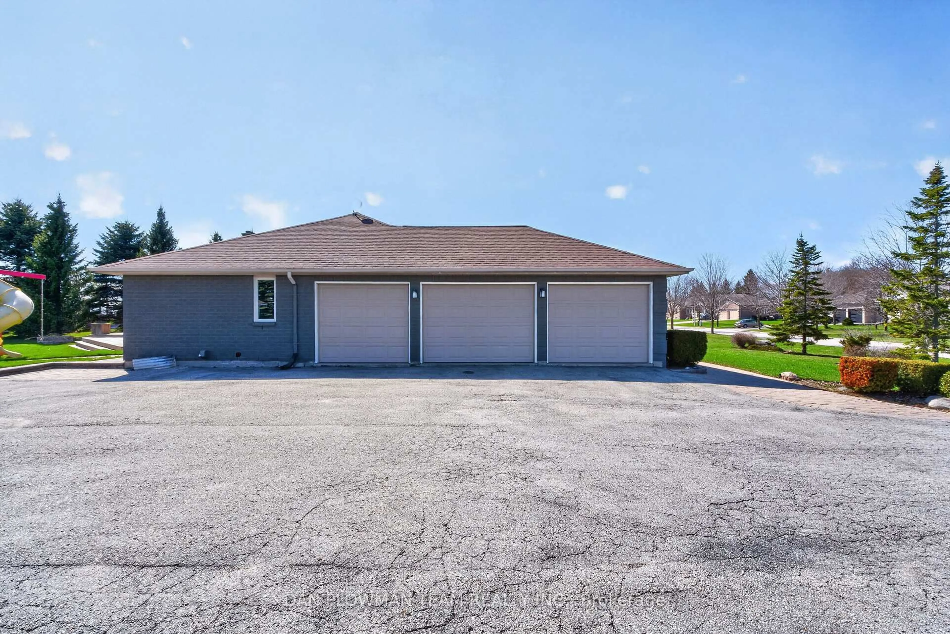 Indoor garage for 11 Steepleview Crt, Oshawa Ontario L1H 0S6