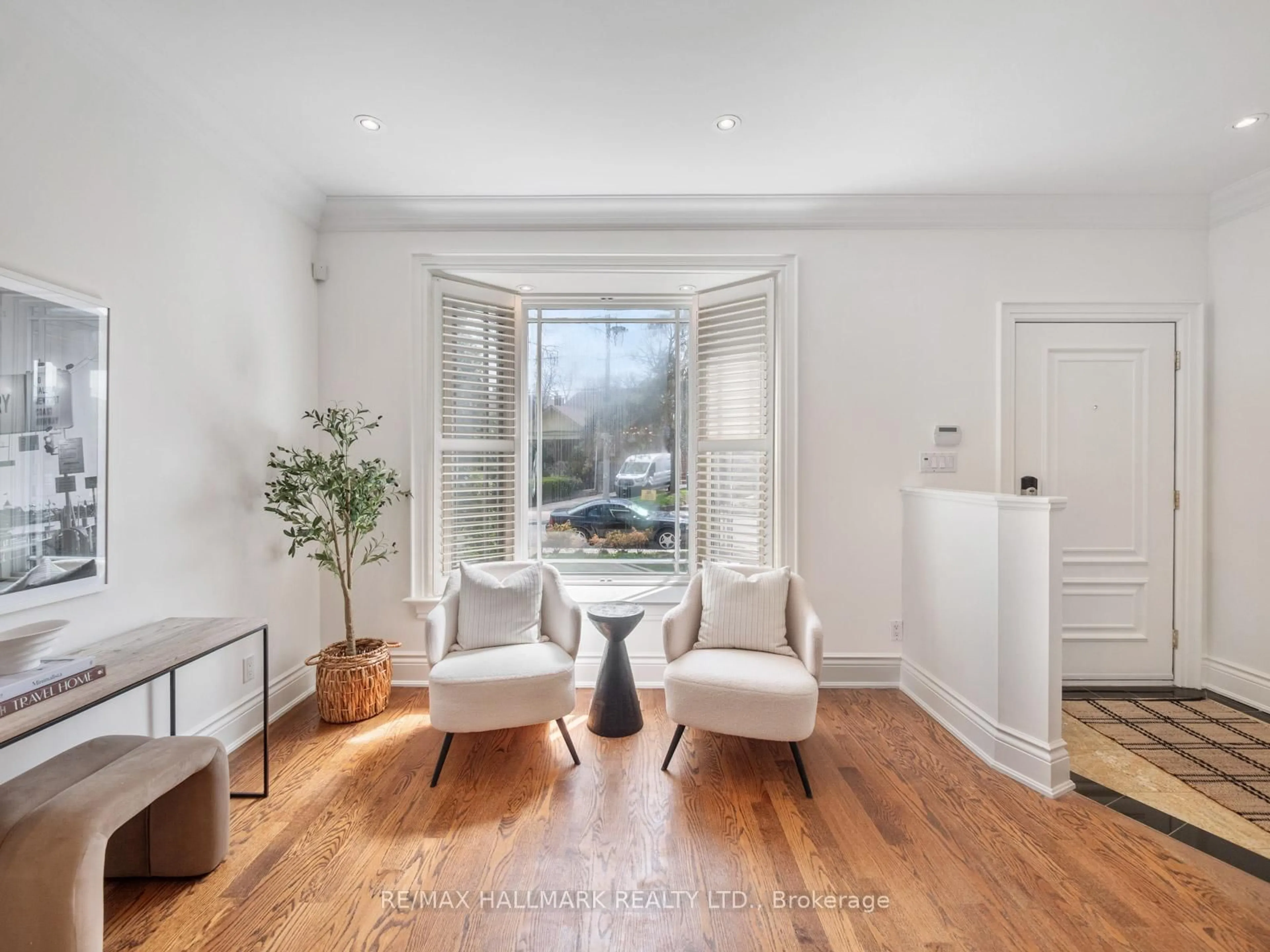 Living room with furniture, unknown for 122 Hopedale Ave, Toronto Ontario M4K 3M7