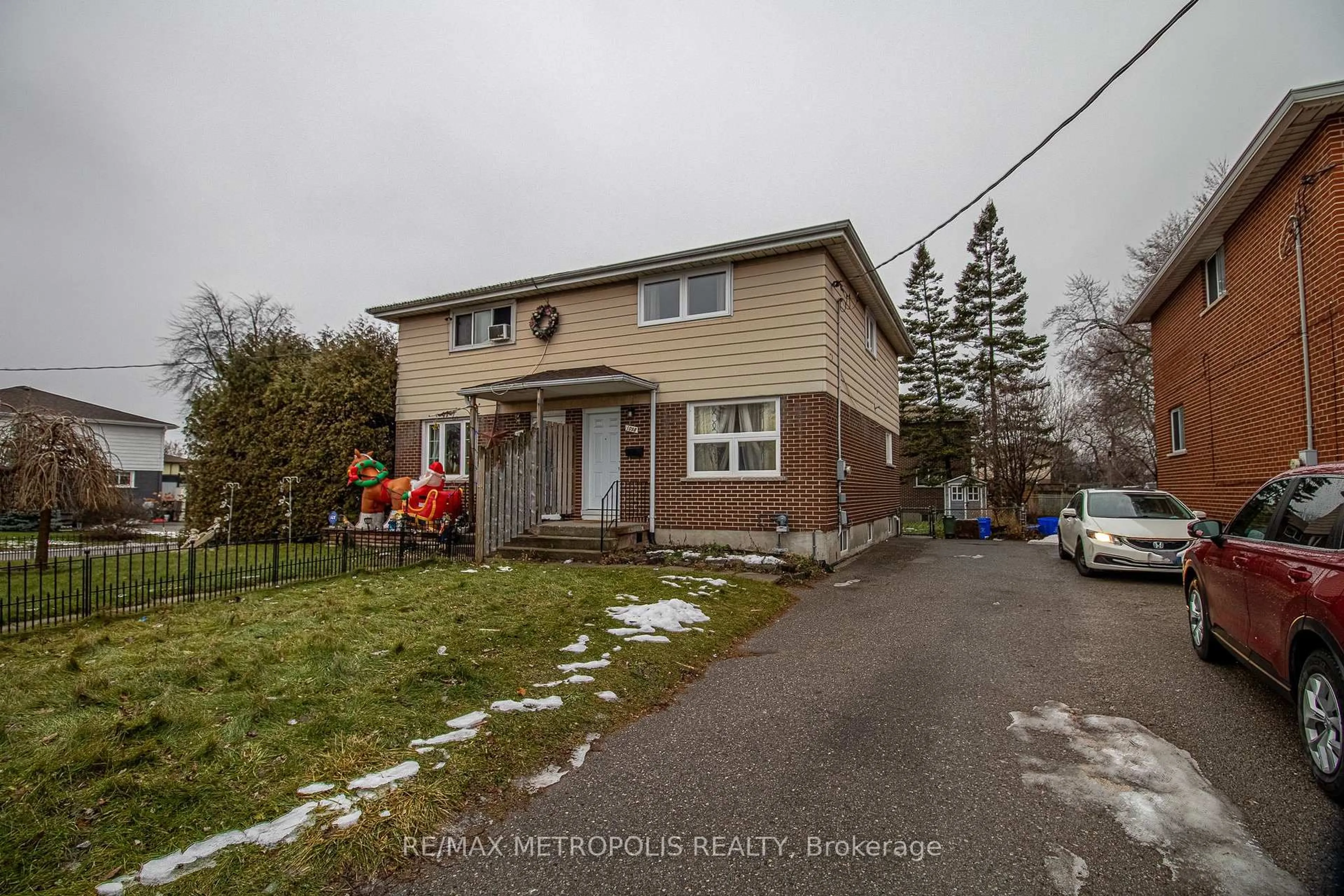 A pic from outside/outdoor area/front of a property/back of a property/a pic from drone, street for 1098 Cedar St, Oshawa Ontario L1J 3R9