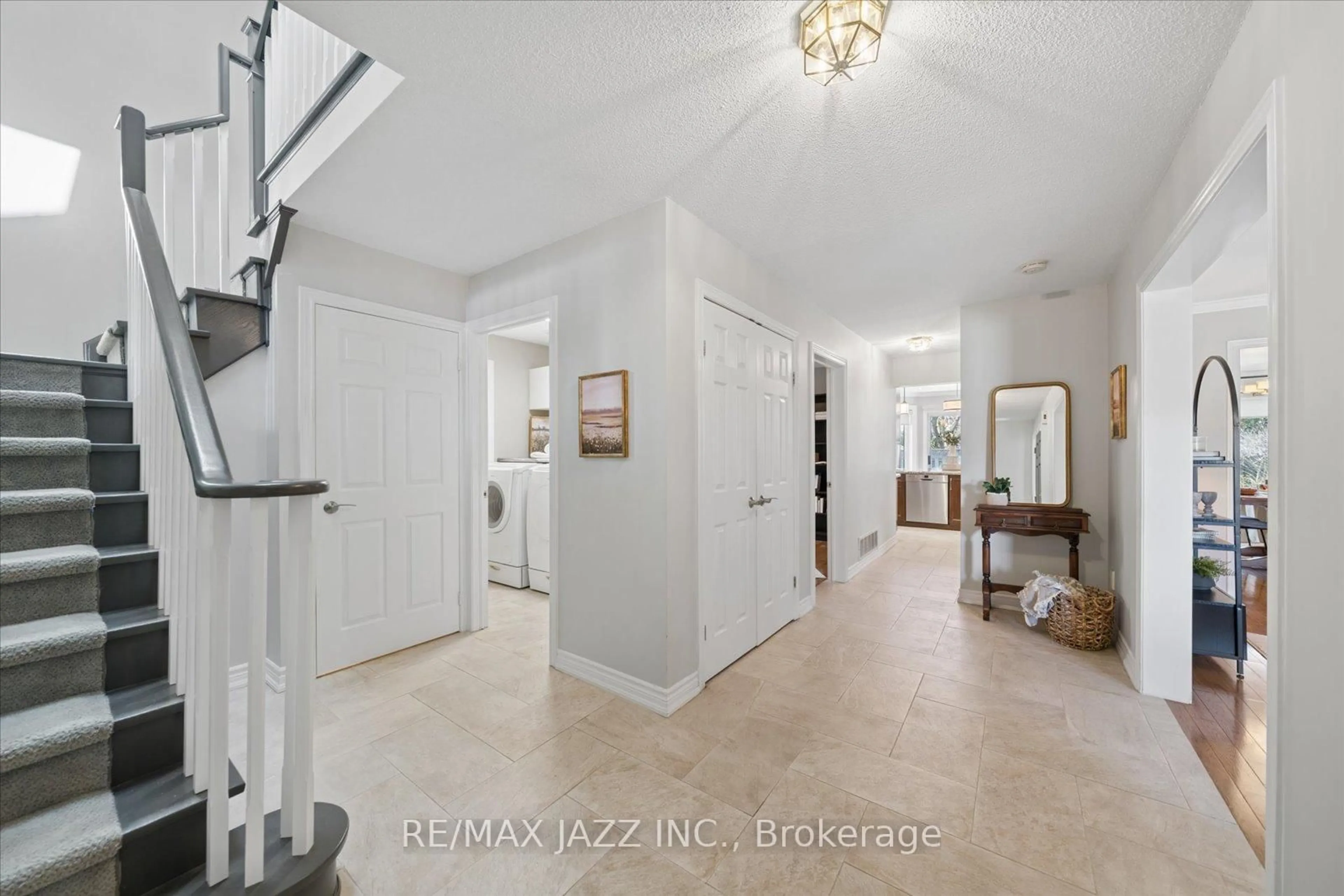 Indoor entryway for 47 Waller St, Whitby Ontario L1R 1Z8