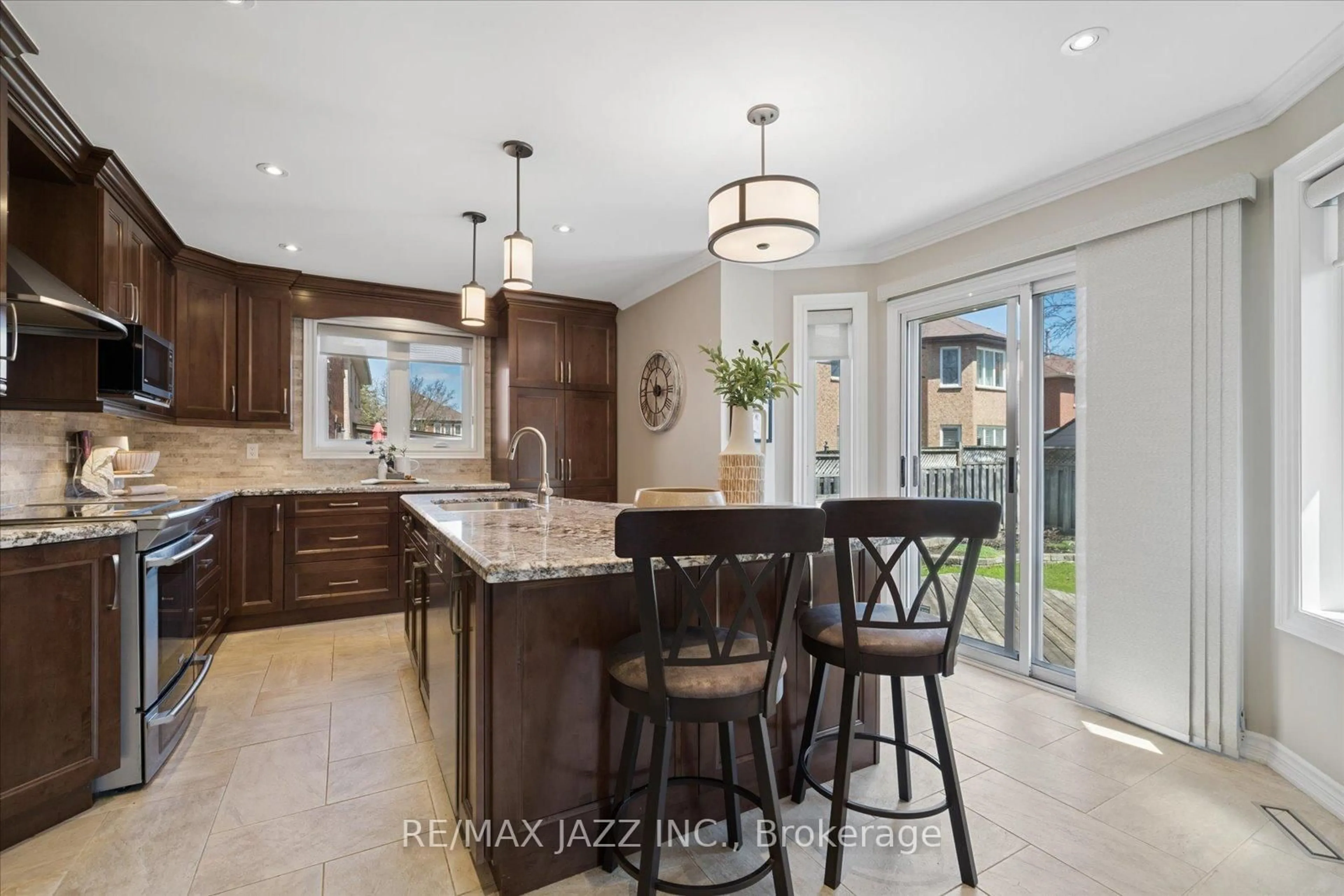 Open concept kitchen, ceramic/tile floor for 47 Waller St, Whitby Ontario L1R 1Z8