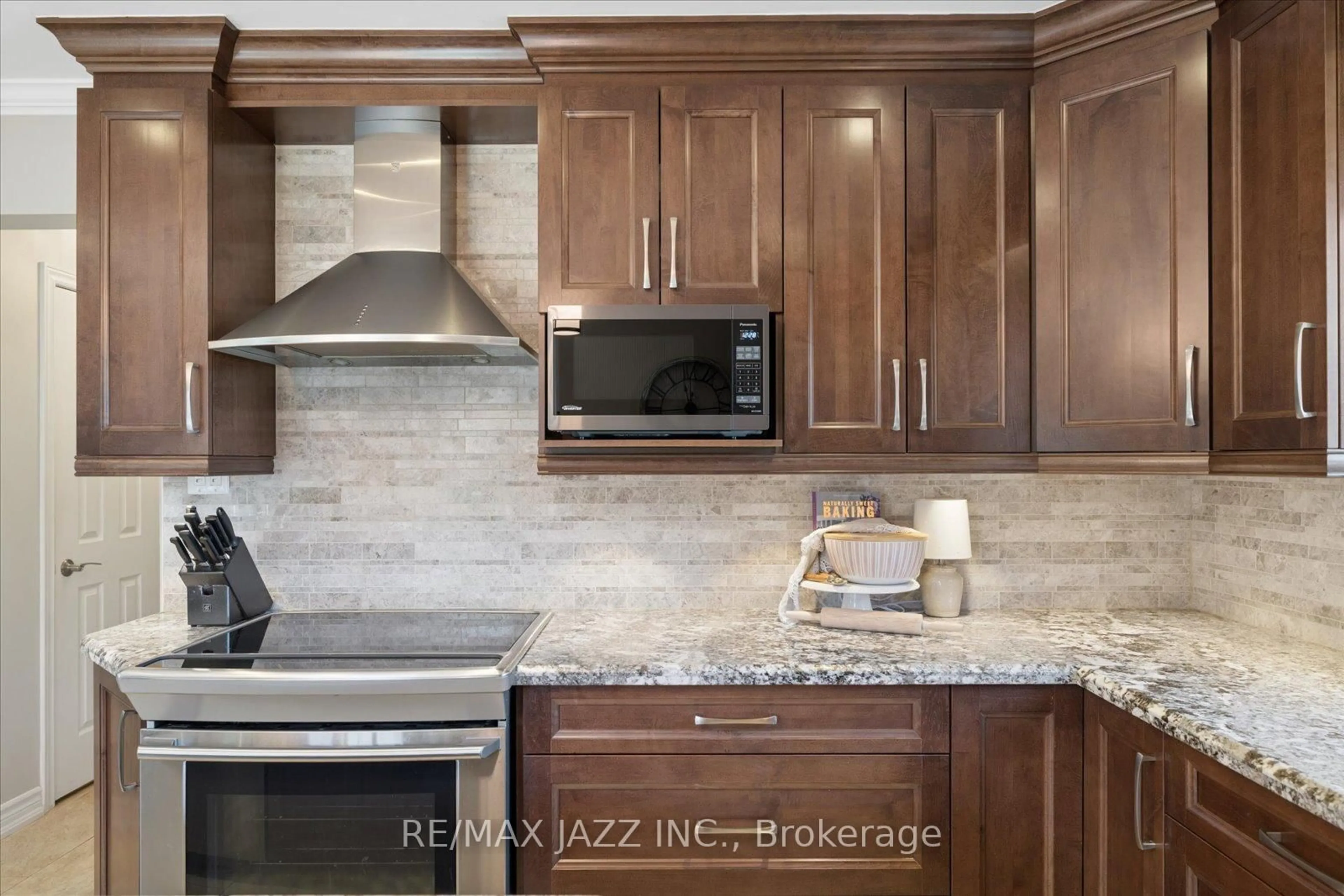 Contemporary kitchen, ceramic/tile floor for 47 Waller St, Whitby Ontario L1R 1Z8