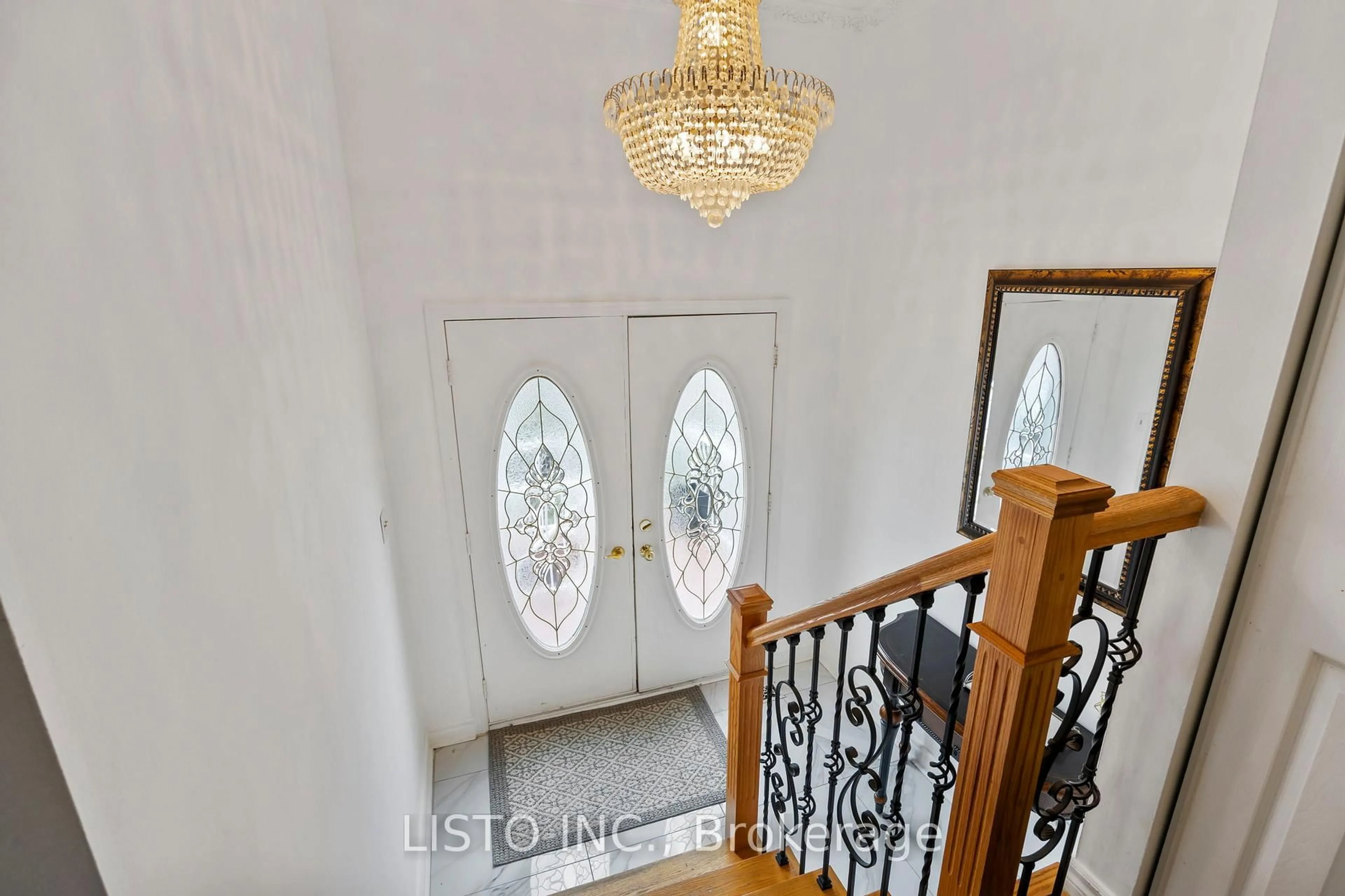 Indoor foyer for 43 Robbinstone Dr, Toronto Ontario M1B 2C4