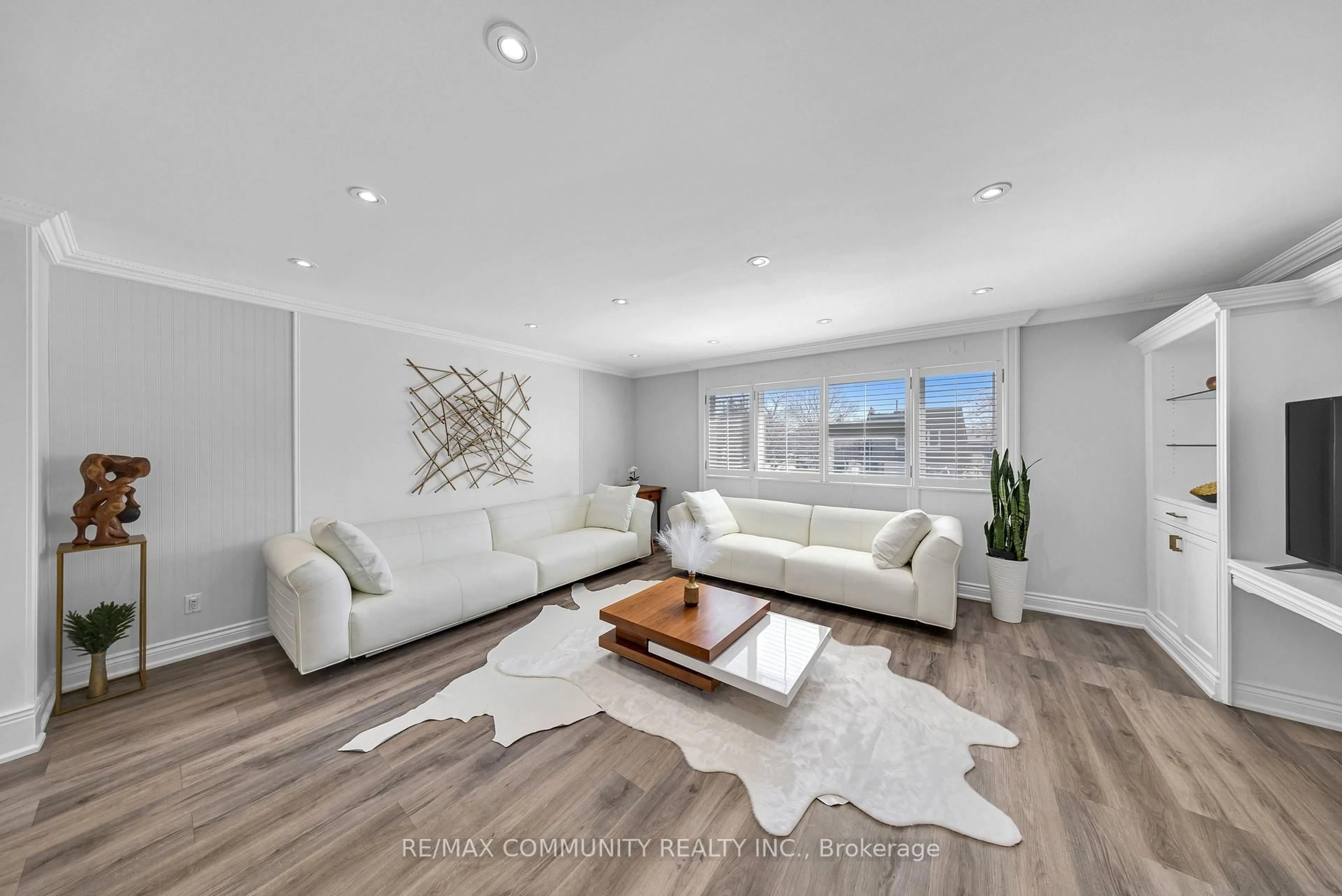 Living room with furniture, wood/laminate floor for 46 McGrath Crt, Toronto Ontario M1C 3B5