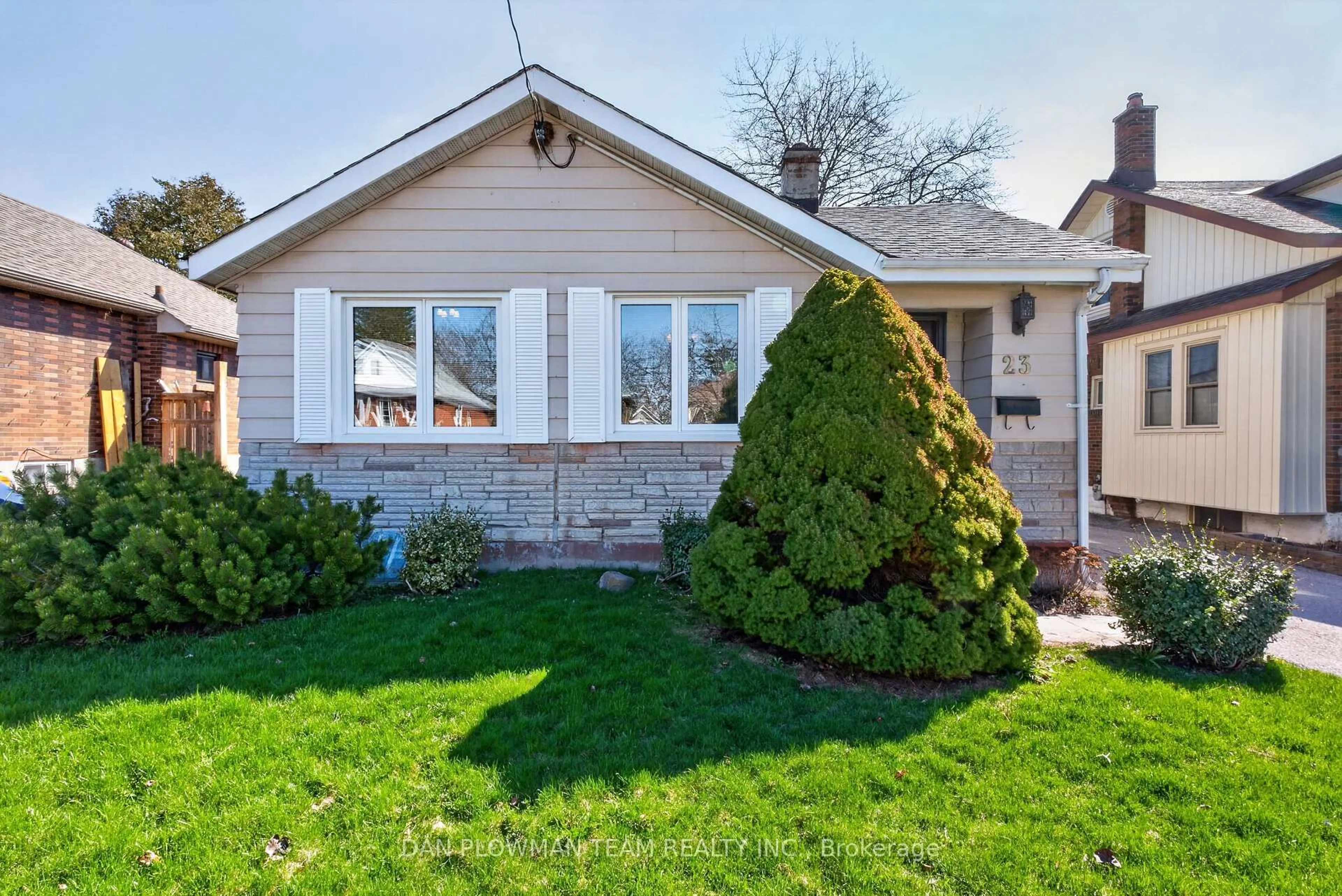 Home with vinyl exterior material, street for 23 Patricia Ave, Oshawa Ontario L1H 5W1