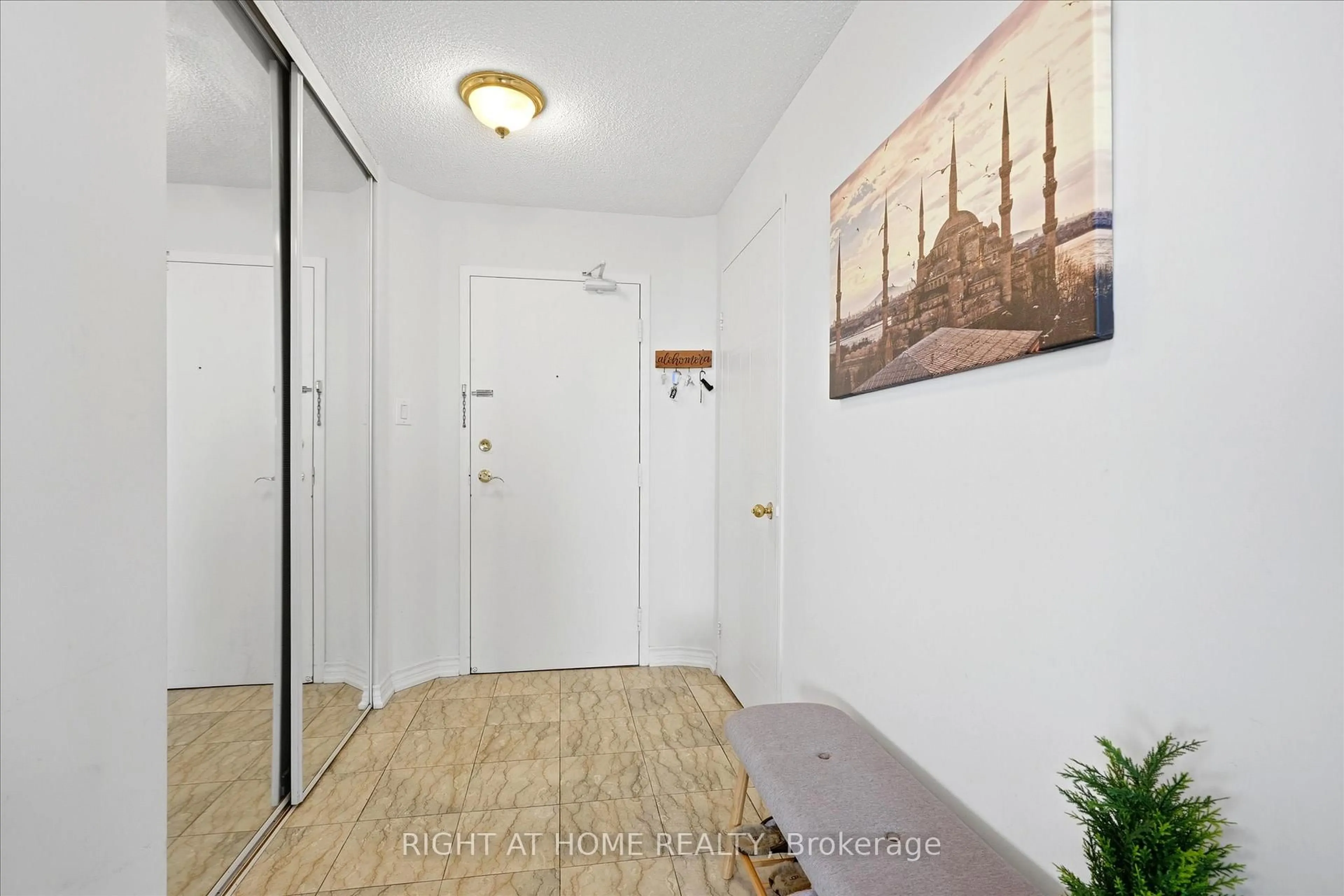 Indoor entryway for 11753 Sheppard Ave #824, Toronto Ontario M1B 5M3