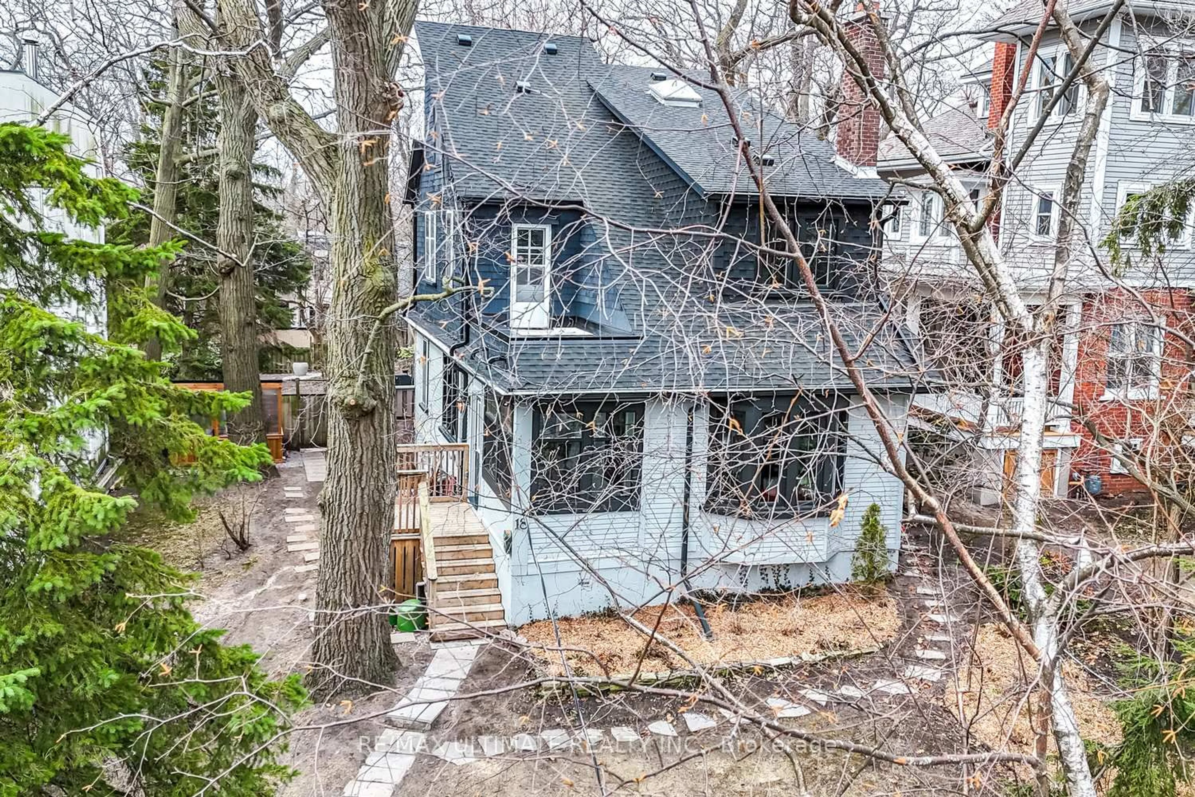 A pic from outside/outdoor area/front of a property/back of a property/a pic from drone, street for 18 Blantyre Ave, Toronto Ontario M1N 2R4