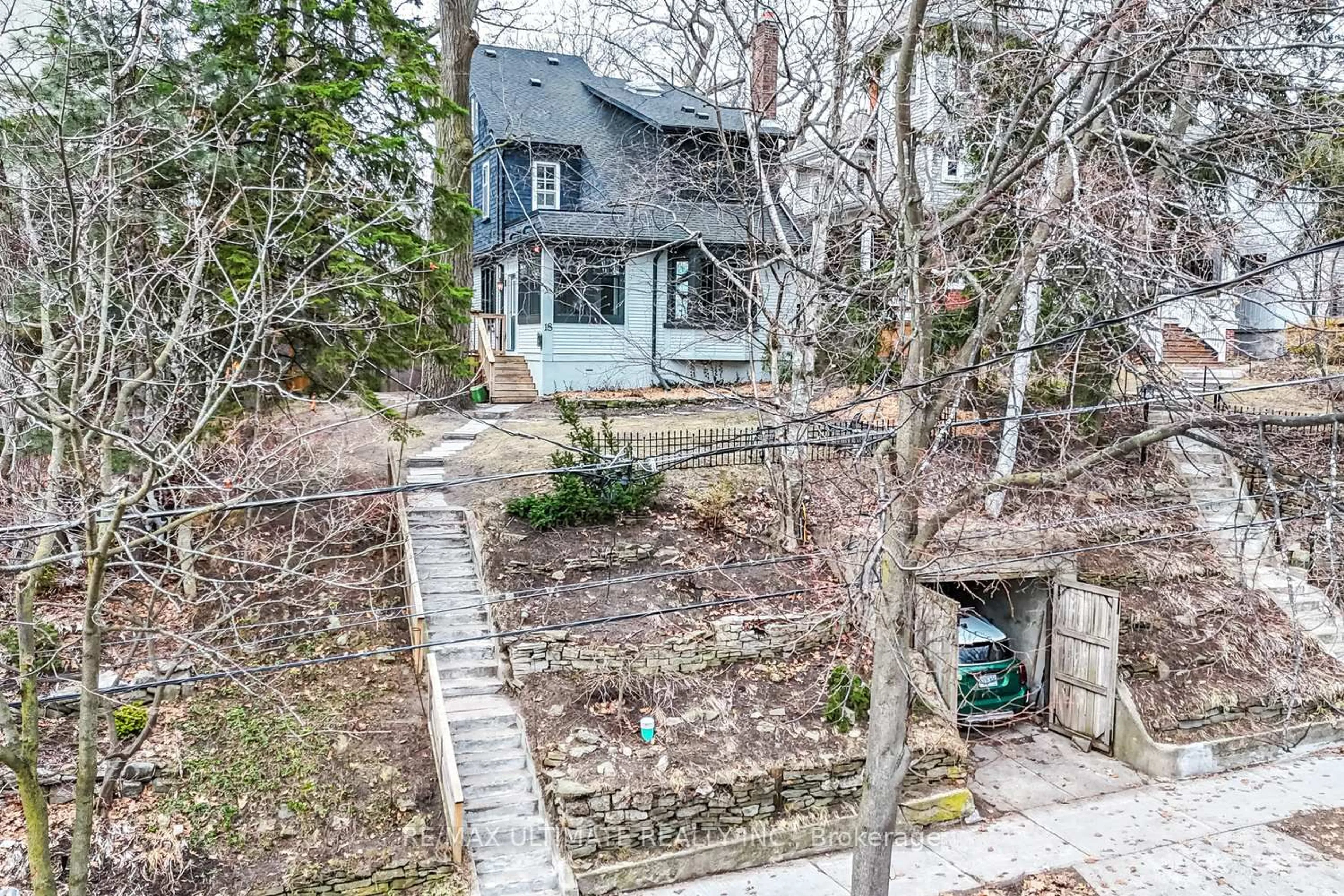 A pic from outside/outdoor area/front of a property/back of a property/a pic from drone, street for 18 Blantyre Ave, Toronto Ontario M1N 2R4