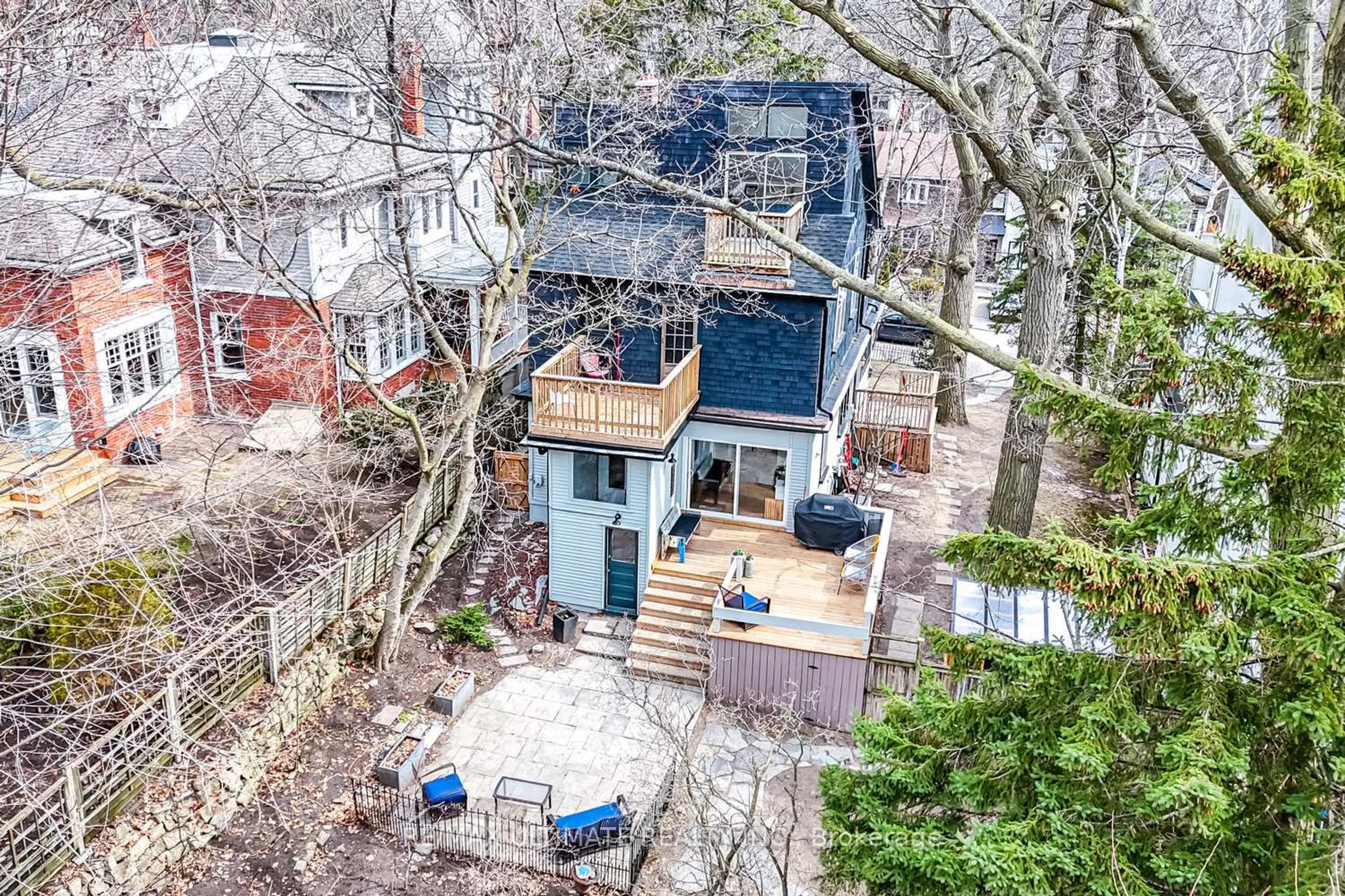 A pic from outside/outdoor area/front of a property/back of a property/a pic from drone, street for 18 Blantyre Ave, Toronto Ontario M1N 2R4