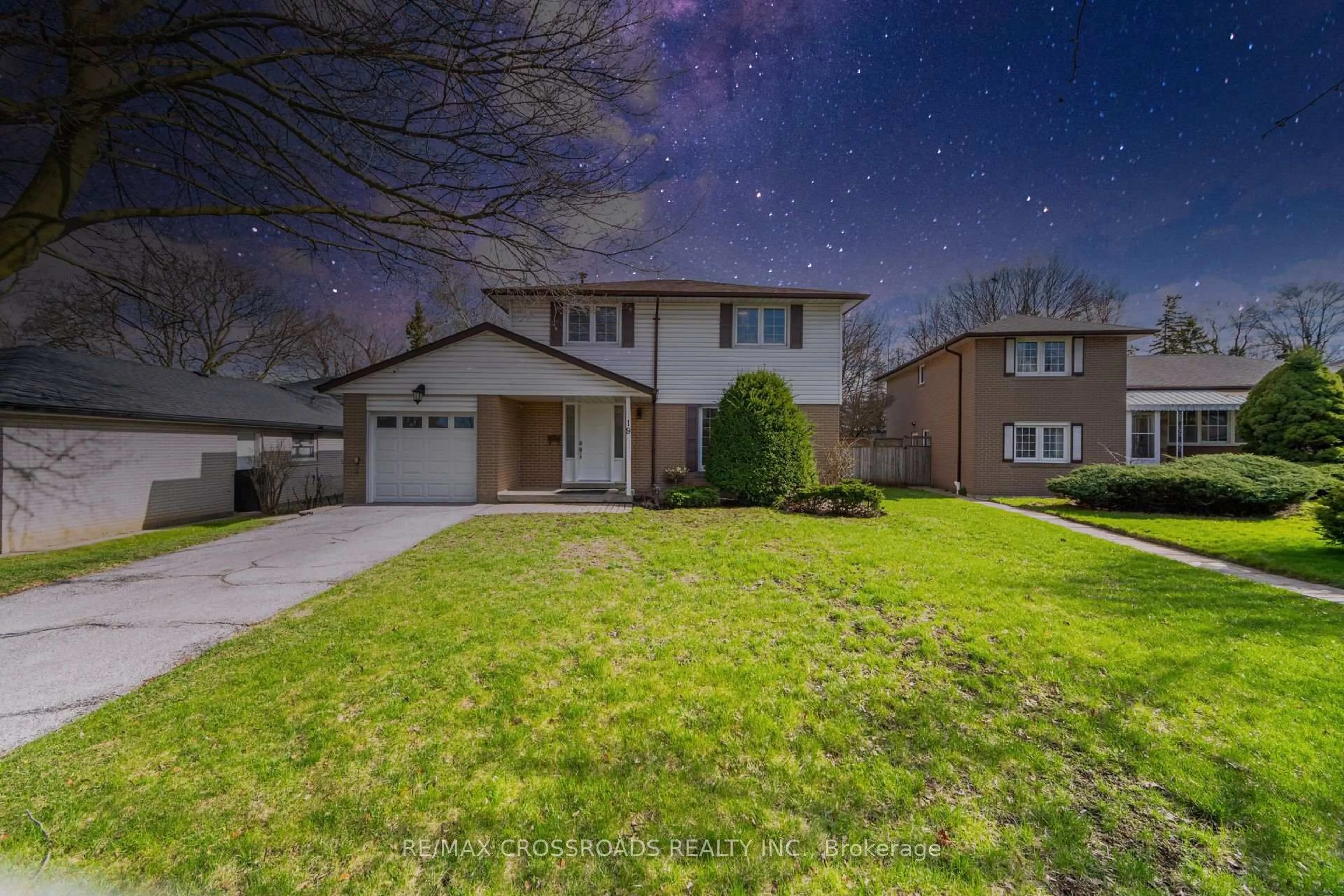 A pic from outside/outdoor area/front of a property/back of a property/a pic from drone, street for 19 Portico Dr, Toronto Ontario M1G 3R4