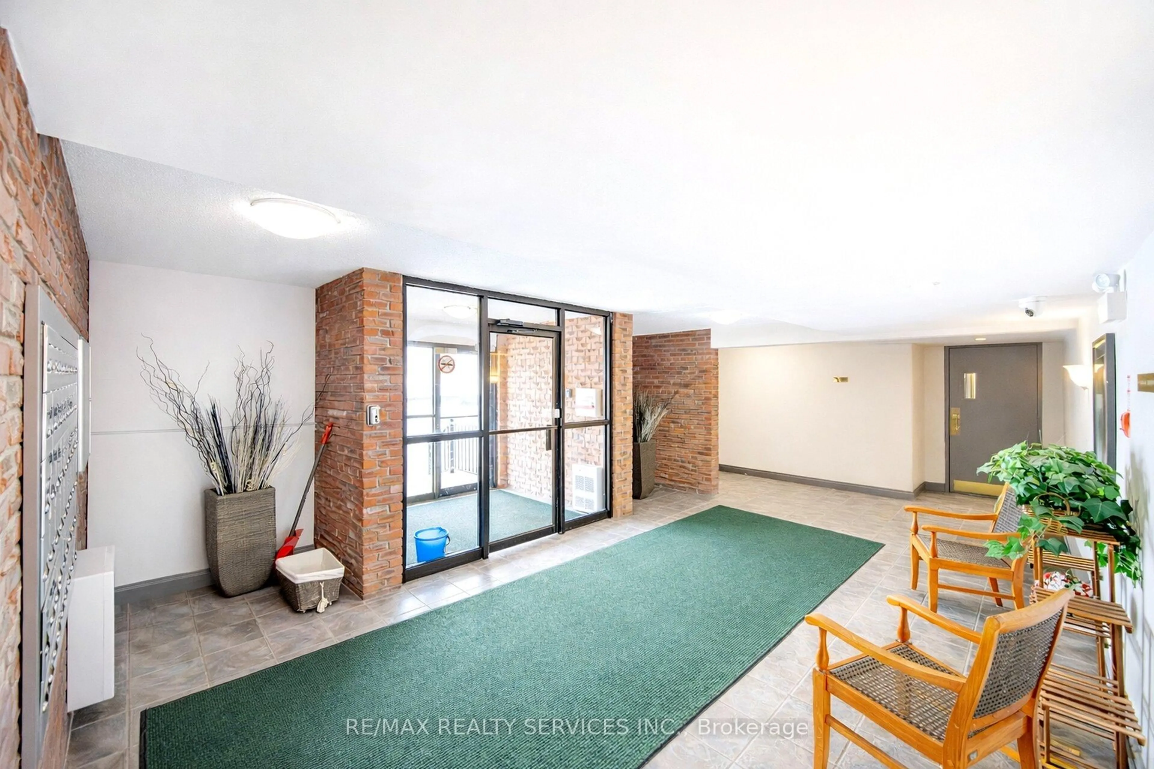 Indoor foyer for 580 Mary St #105, Whitby Ontario L1N 2R3